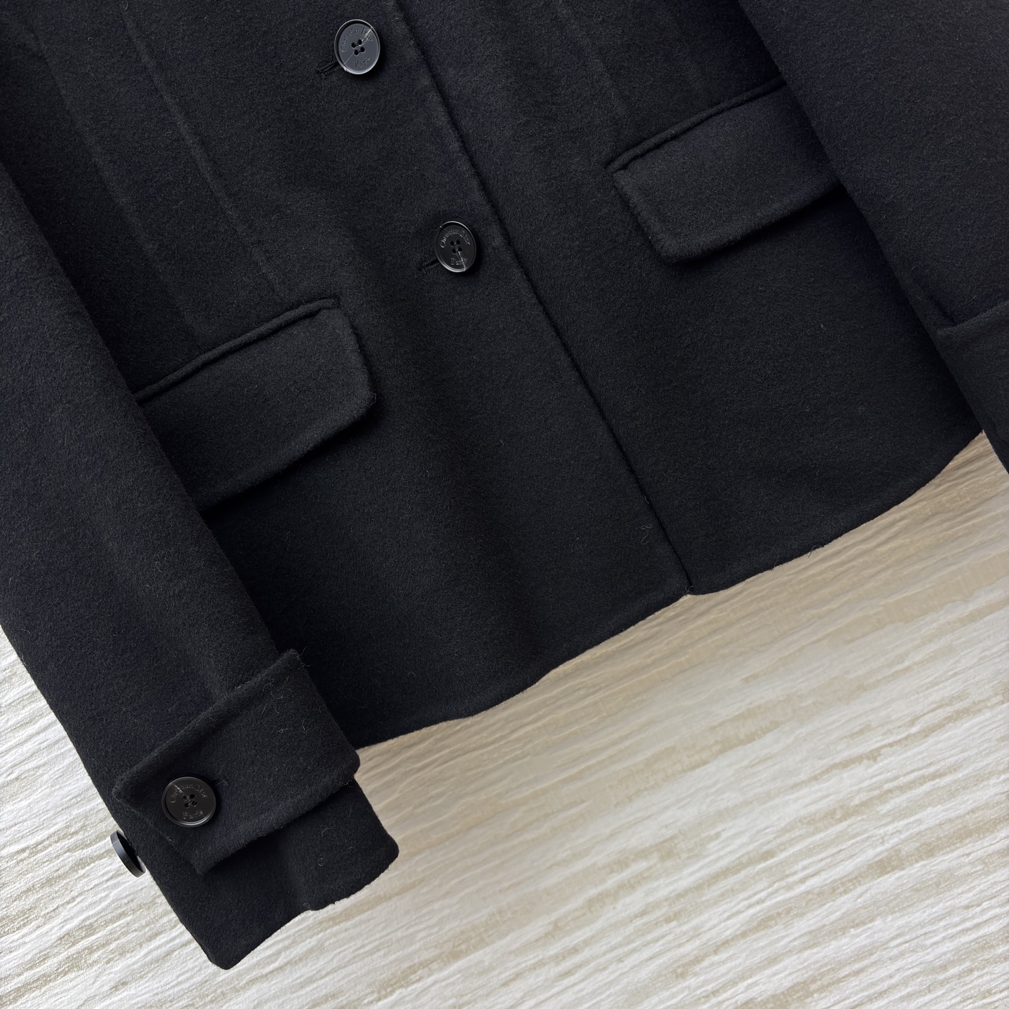 D家秋冬 海军领羊毛呢短款外套 大翻领设计自带气场 含70羊毛保暖又高级 是秋冬能撑起造型感的质感单品 