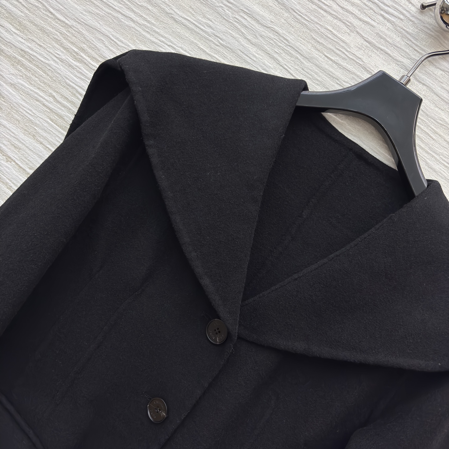 D家秋冬 海军领羊毛呢短款外套 大翻领设计自带气场 含70羊毛保暖又高级 是秋冬能撑起造型感的质感单品 