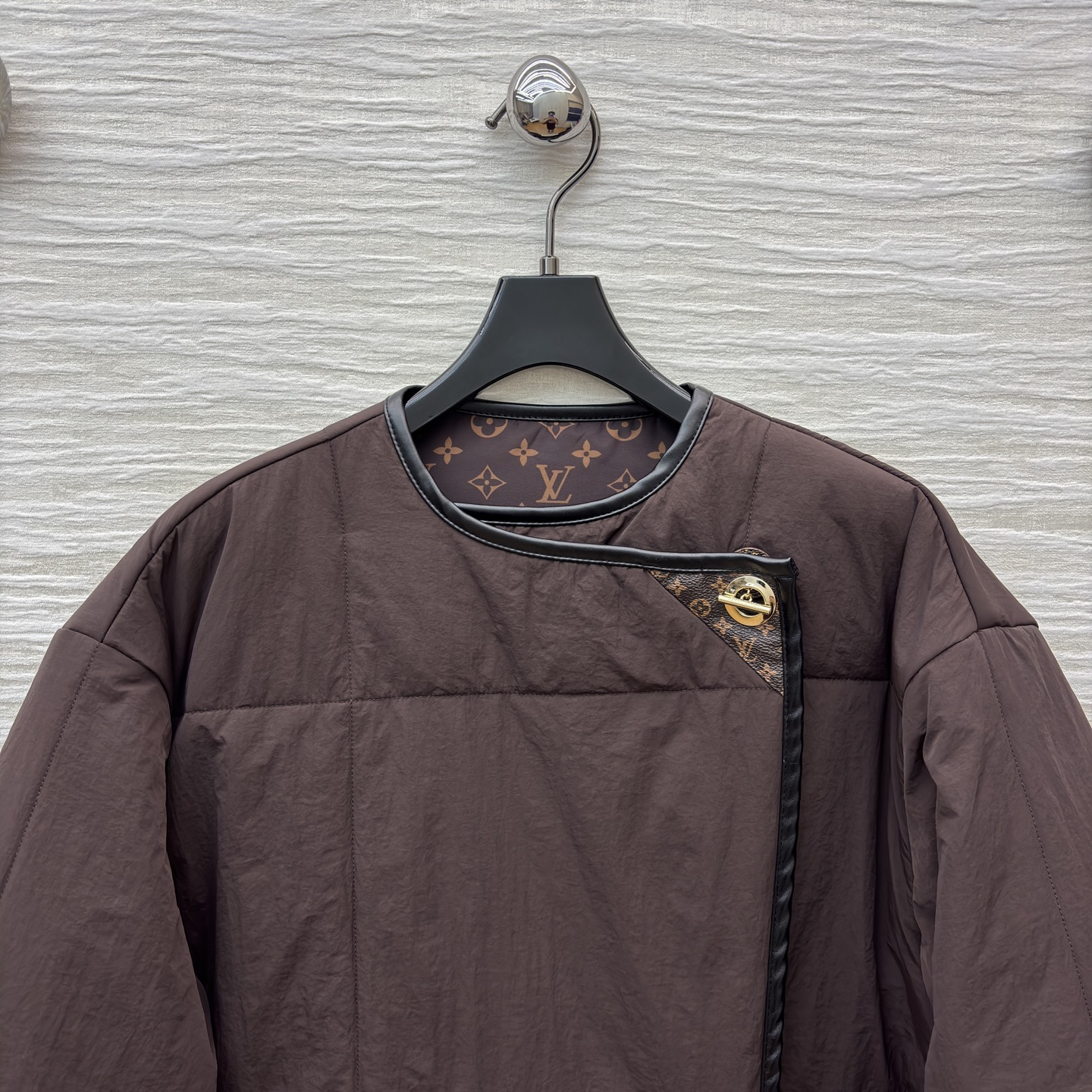 L家25秋冬 深棕长款棉服 不对称设计+质感包边 慵懒又高级 秋冬凹造型保暖两不误 是随性腔调的穿搭狠货