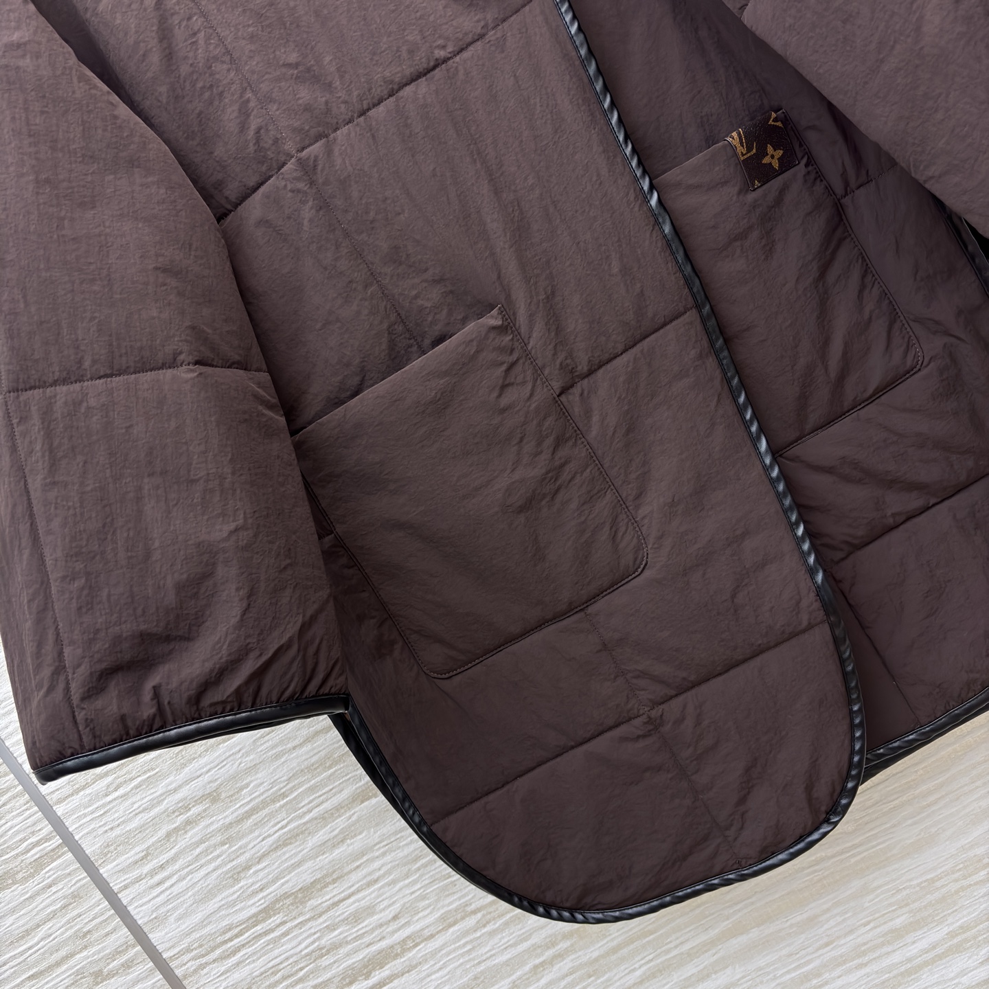 L家25秋冬 深棕长款棉服 不对称设计+质感包边 慵懒又高级 秋冬凹造型保暖两不误 是随性腔调的穿搭狠货