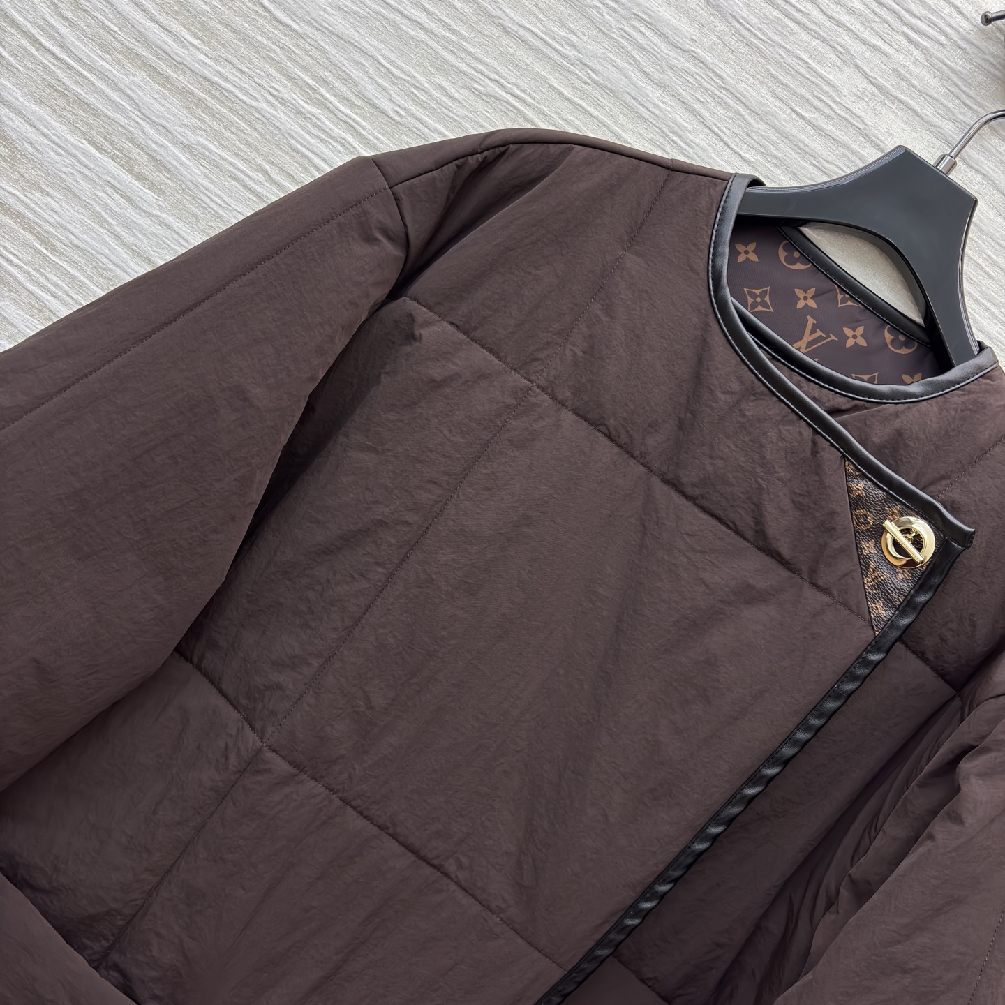 L家25秋冬 深棕长款棉服 不对称设计+质感包边 慵懒又高级 秋冬凹造型保暖两不误 是随性腔调的穿搭狠货