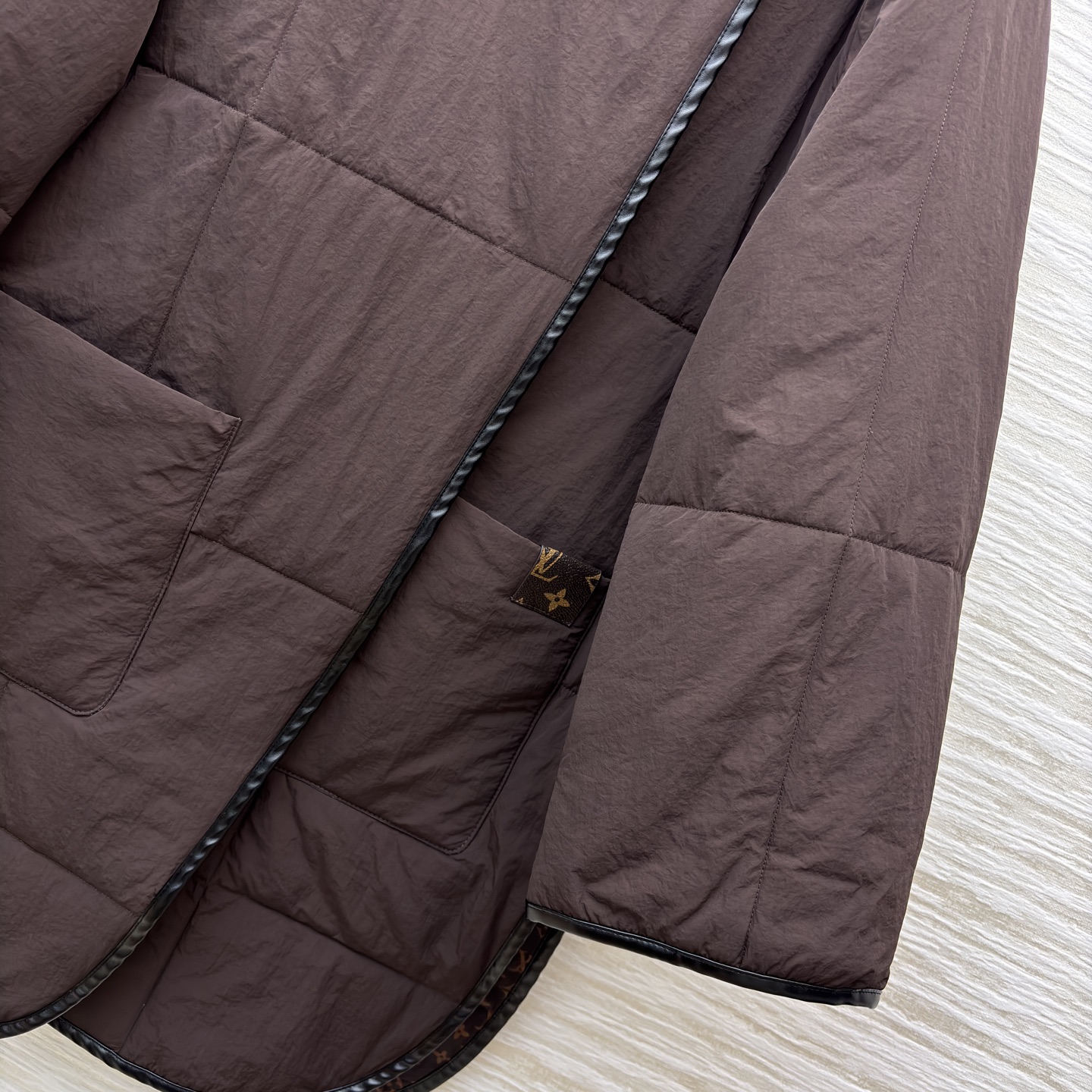 L家25秋冬 深棕长款棉服 不对称设计+质感包边 慵懒又高级 秋冬凹造型保暖两不误 是随性腔调的穿搭狠货