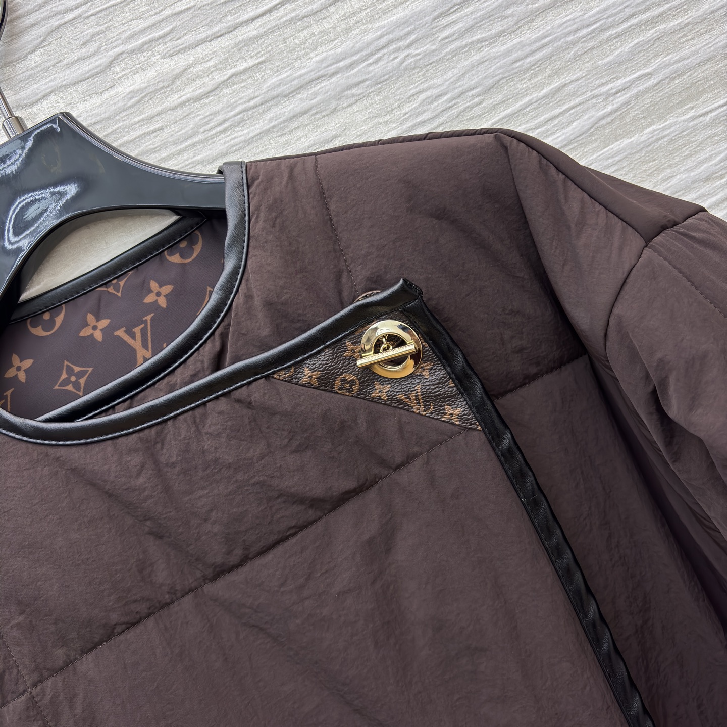 L家25秋冬 深棕长款棉服 不对称设计+质感包边 慵懒又高级 秋冬凹造型保暖两不误 是随性腔调的穿搭狠货