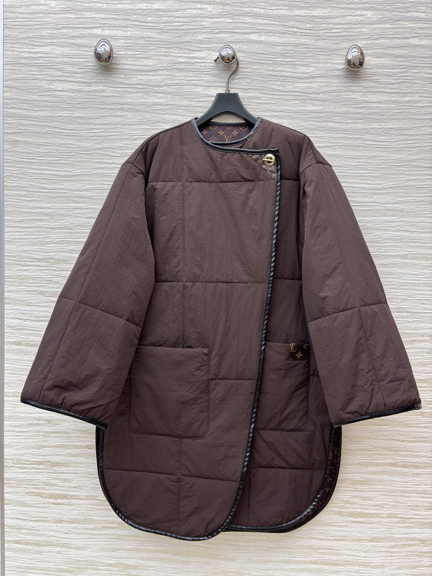 L家25秋冬 深棕长款棉服 不对称设计+质感包边 慵懒又高级 秋冬凹造型保暖两不误 是随性腔调的穿搭狠货