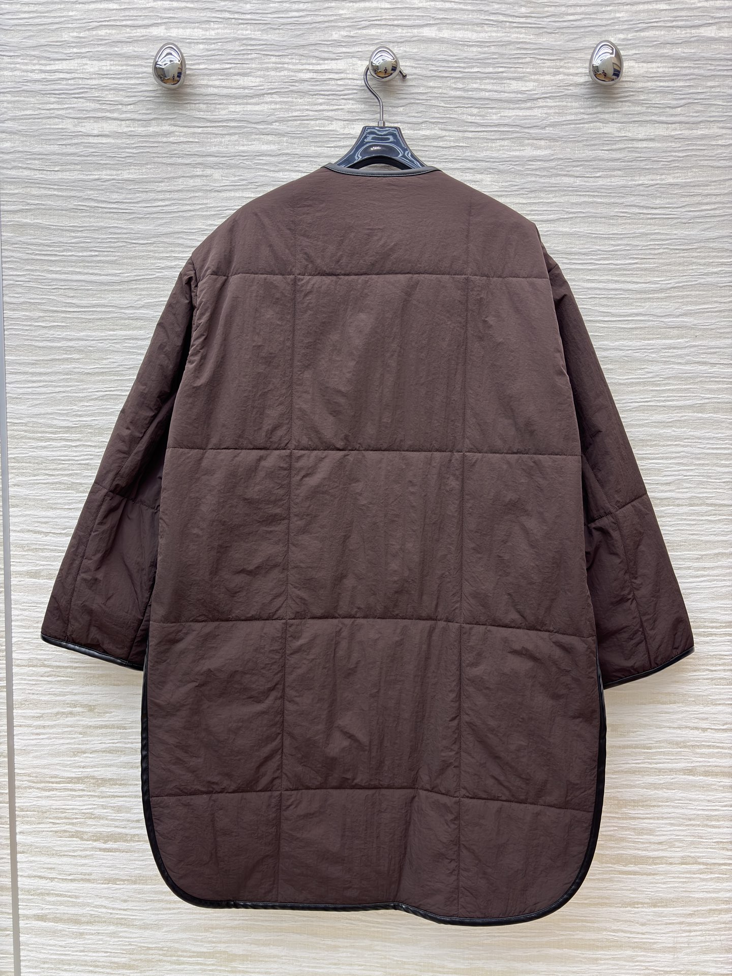 L家25秋冬 深棕长款棉服 不对称设计+质感包边 慵懒又高级 秋冬凹造型保暖两不误 是随性腔调的穿搭狠货