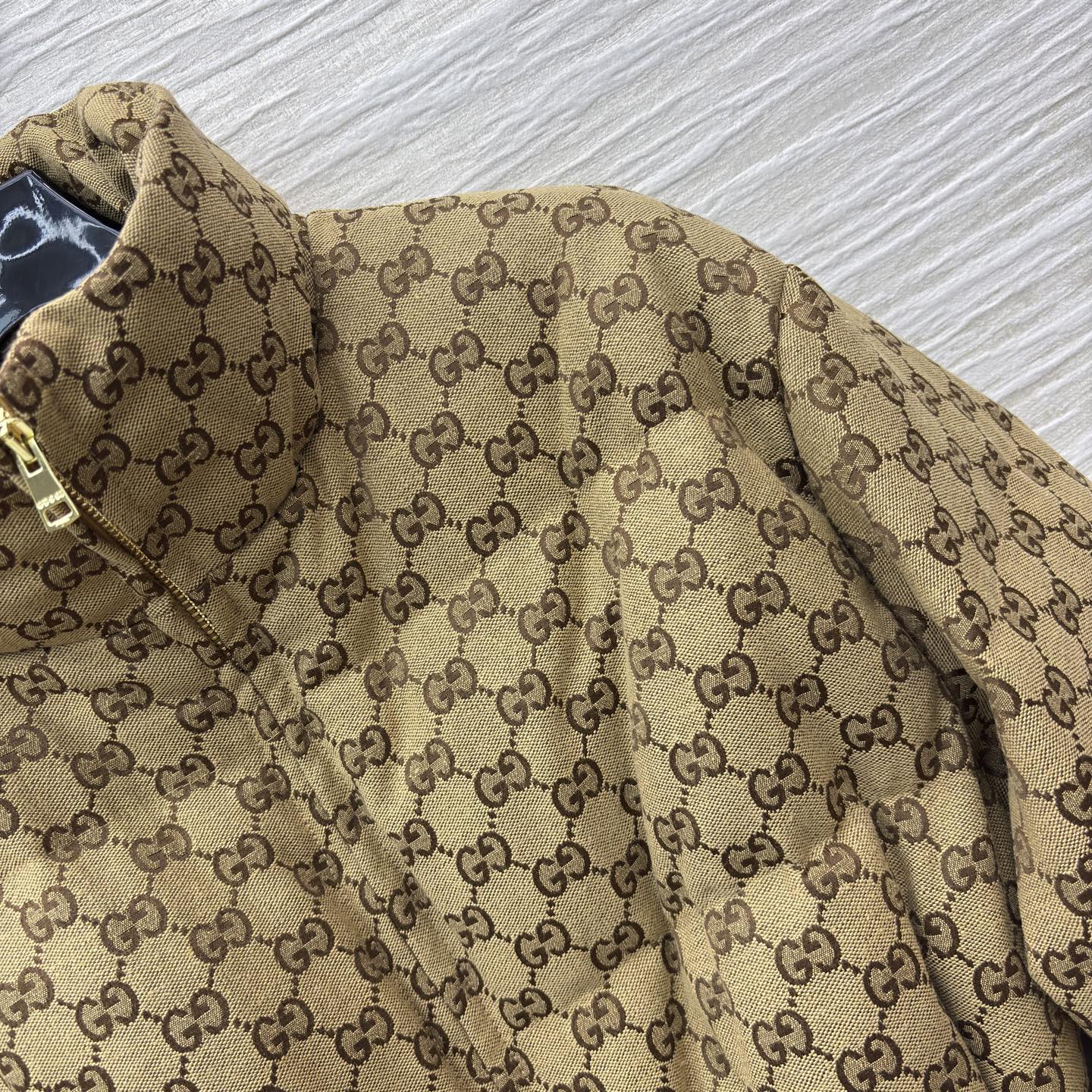 G家25秋冬 经典双G纹立领羽绒服这款羽绒服将复古奢雅与冬日温暖完美融合 金色腰带扣点缀 收腰设计勾勒曼