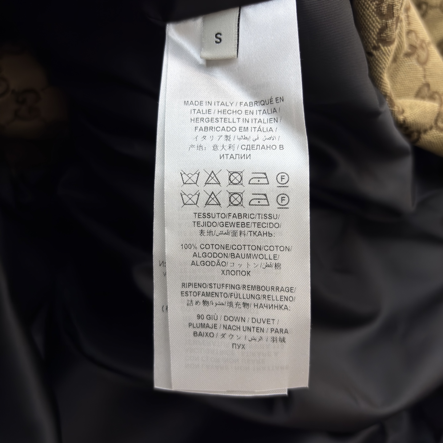 G家25秋冬 经典双G纹立领羽绒服这款羽绒服将复古奢雅与冬日温暖完美融合 金色腰带扣点缀 收腰设计勾勒曼