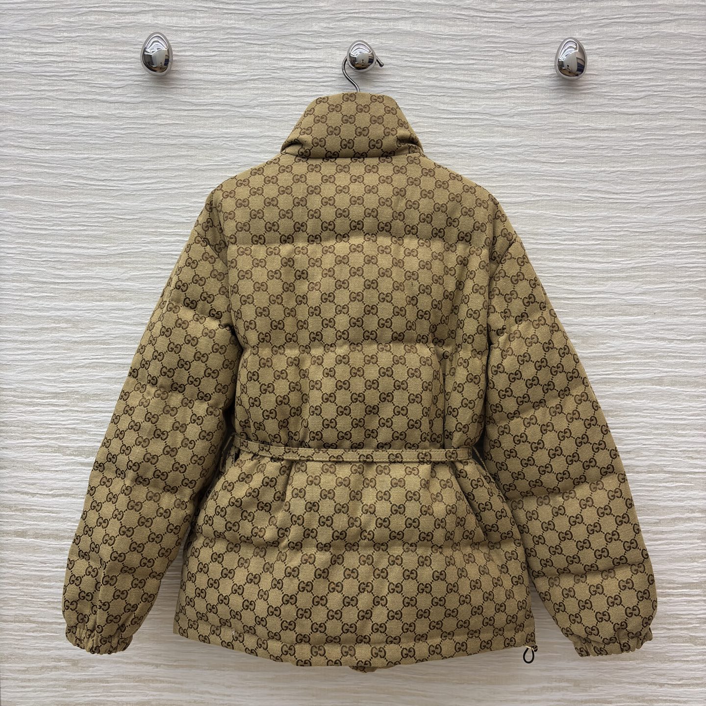 G家25秋冬 经典双G纹立领羽绒服这款羽绒服将复古奢雅与冬日温暖完美融合 金色腰带扣点缀 收腰设计勾勒曼