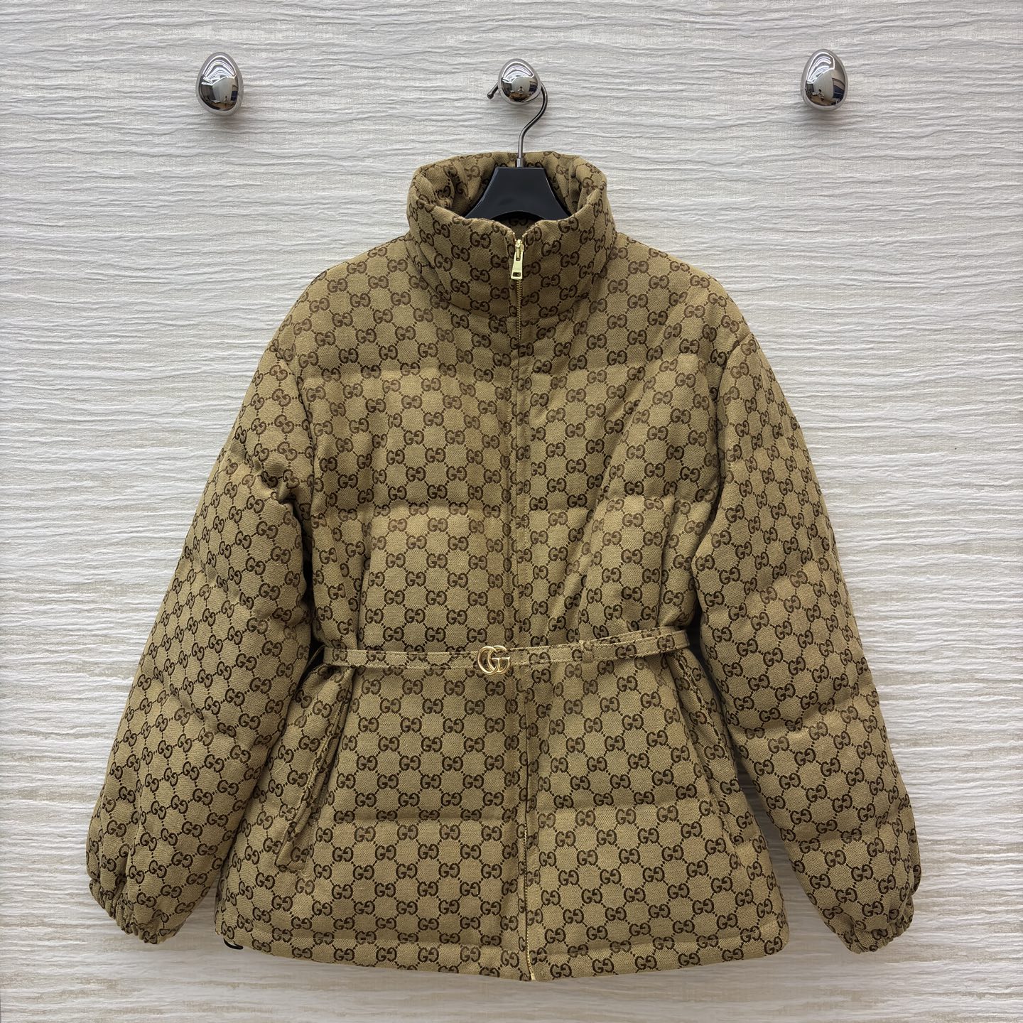 G家25秋冬 经典双G纹立领羽绒服这款羽绒服将复古奢雅与冬日温暖完美融合 金色腰带扣点缀 收腰设计勾勒曼