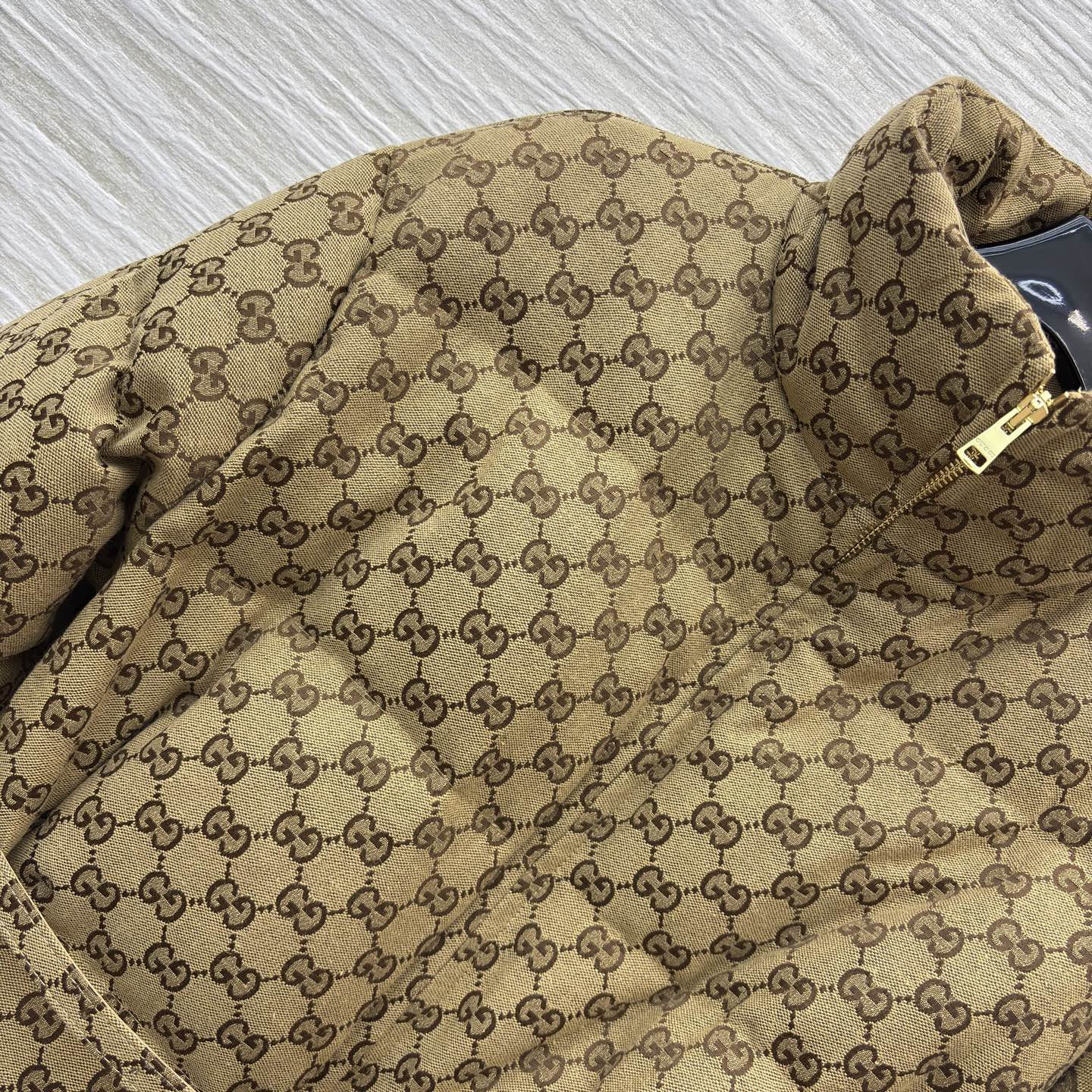 G家25秋冬 经典双G纹立领羽绒服这款羽绒服将复古奢雅与冬日温暖完美融合 金色腰带扣点缀 收腰设计勾勒曼