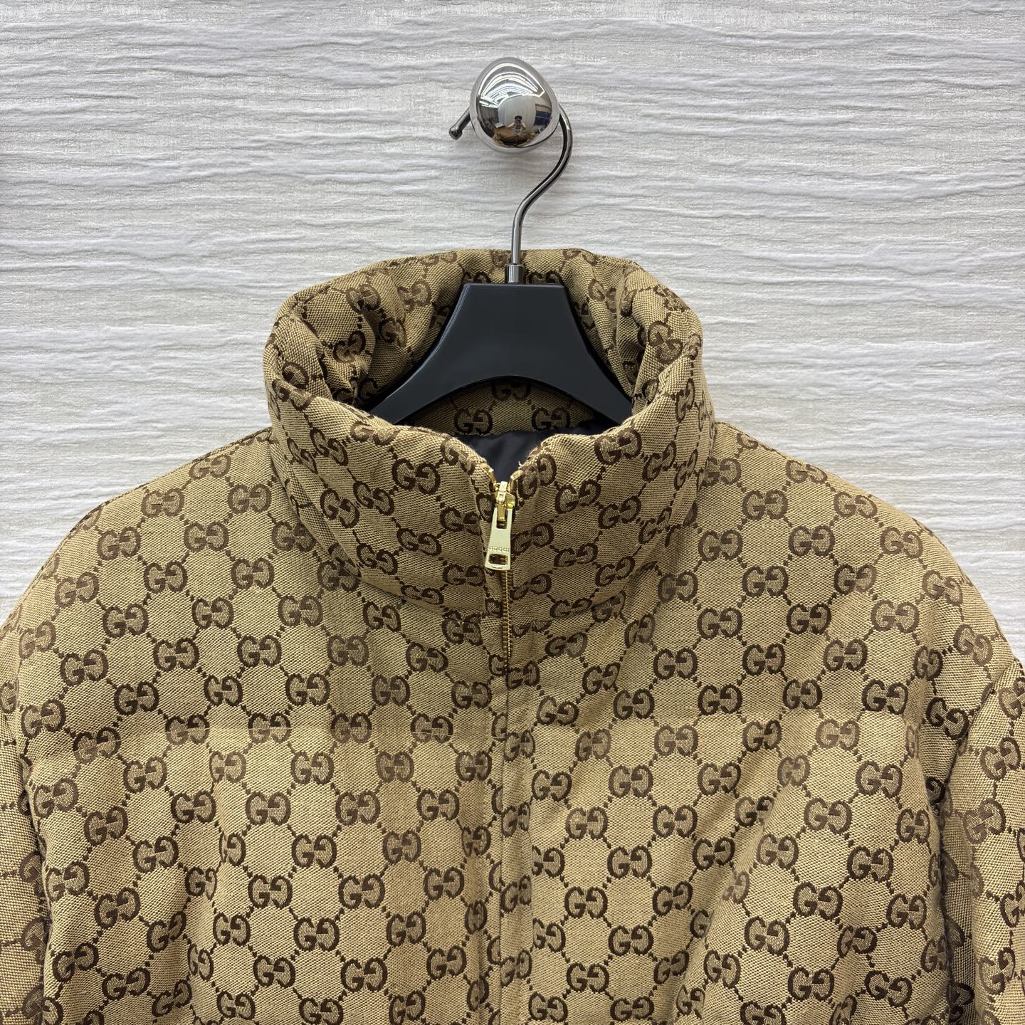 G家25秋冬 经典双G纹立领羽绒服这款羽绒服将复古奢雅与冬日温暖完美融合 金色腰带扣点缀 收腰设计勾勒曼