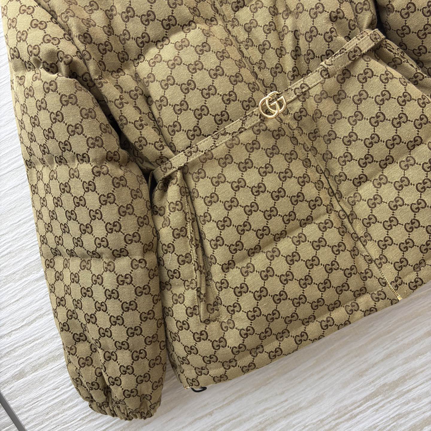 G家25秋冬 经典双G纹立领羽绒服这款羽绒服将复古奢雅与冬日温暖完美融合 金色腰带扣点缀 收腰设计勾勒曼