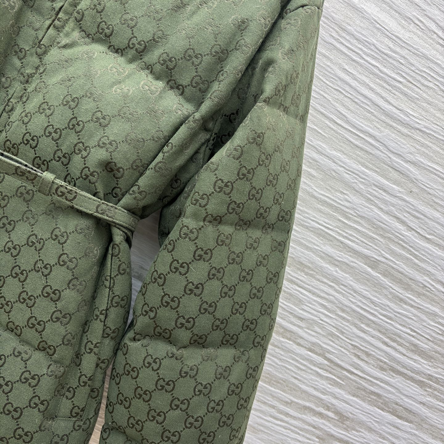 G家25秋冬 经典双G纹立领羽绒服这款羽绒服将复古奢雅与冬日温暖完美融合 金色腰带扣点缀 收腰设计勾勒曼