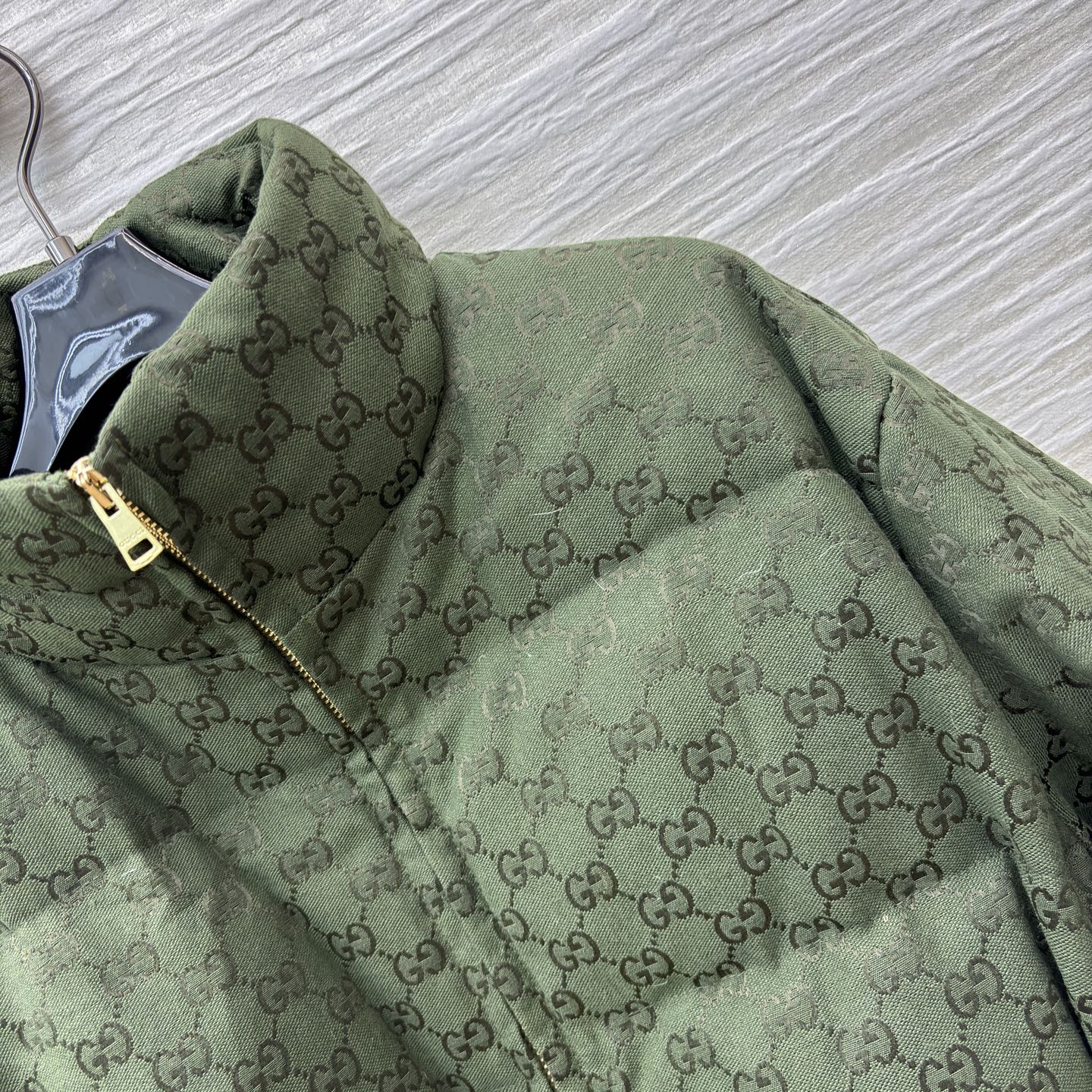 G家25秋冬 经典双G纹立领羽绒服这款羽绒服将复古奢雅与冬日温暖完美融合 金色腰带扣点缀 收腰设计勾勒曼