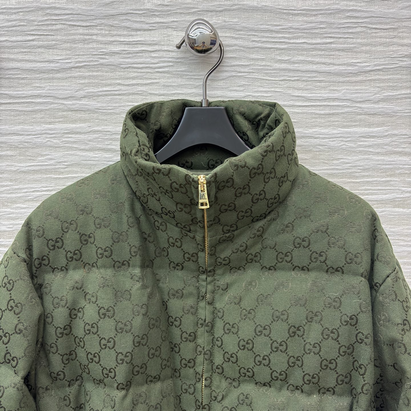 G家25秋冬 经典双G纹立领羽绒服这款羽绒服将复古奢雅与冬日温暖完美融合 金色腰带扣点缀 收腰设计勾勒曼