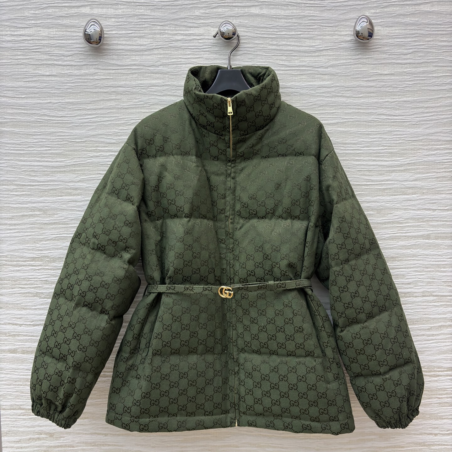 G家25秋冬 经典双G纹立领羽绒服这款羽绒服将复古奢雅与冬日温暖完美融合 金色腰带扣点缀 收腰设计勾勒曼