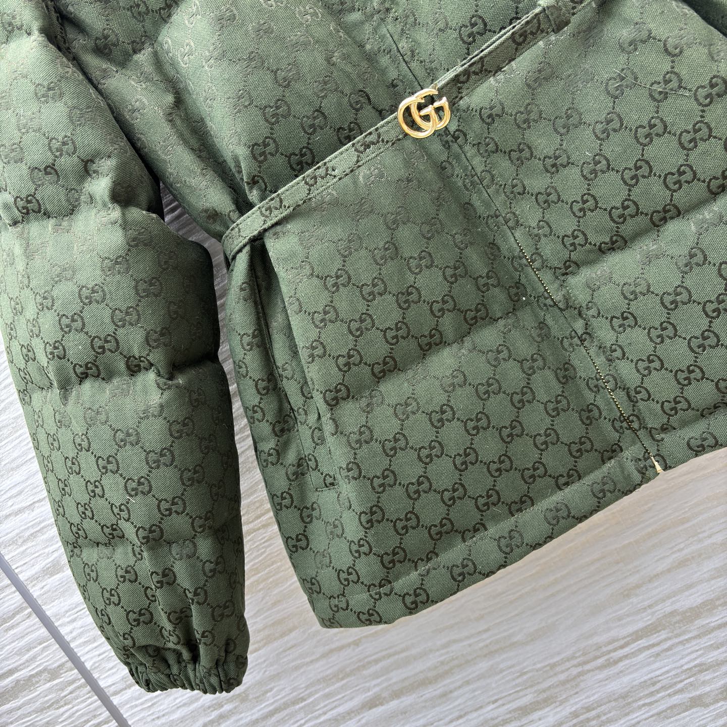 G家25秋冬 经典双G纹立领羽绒服这款羽绒服将复古奢雅与冬日温暖完美融合 金色腰带扣点缀 收腰设计勾勒曼