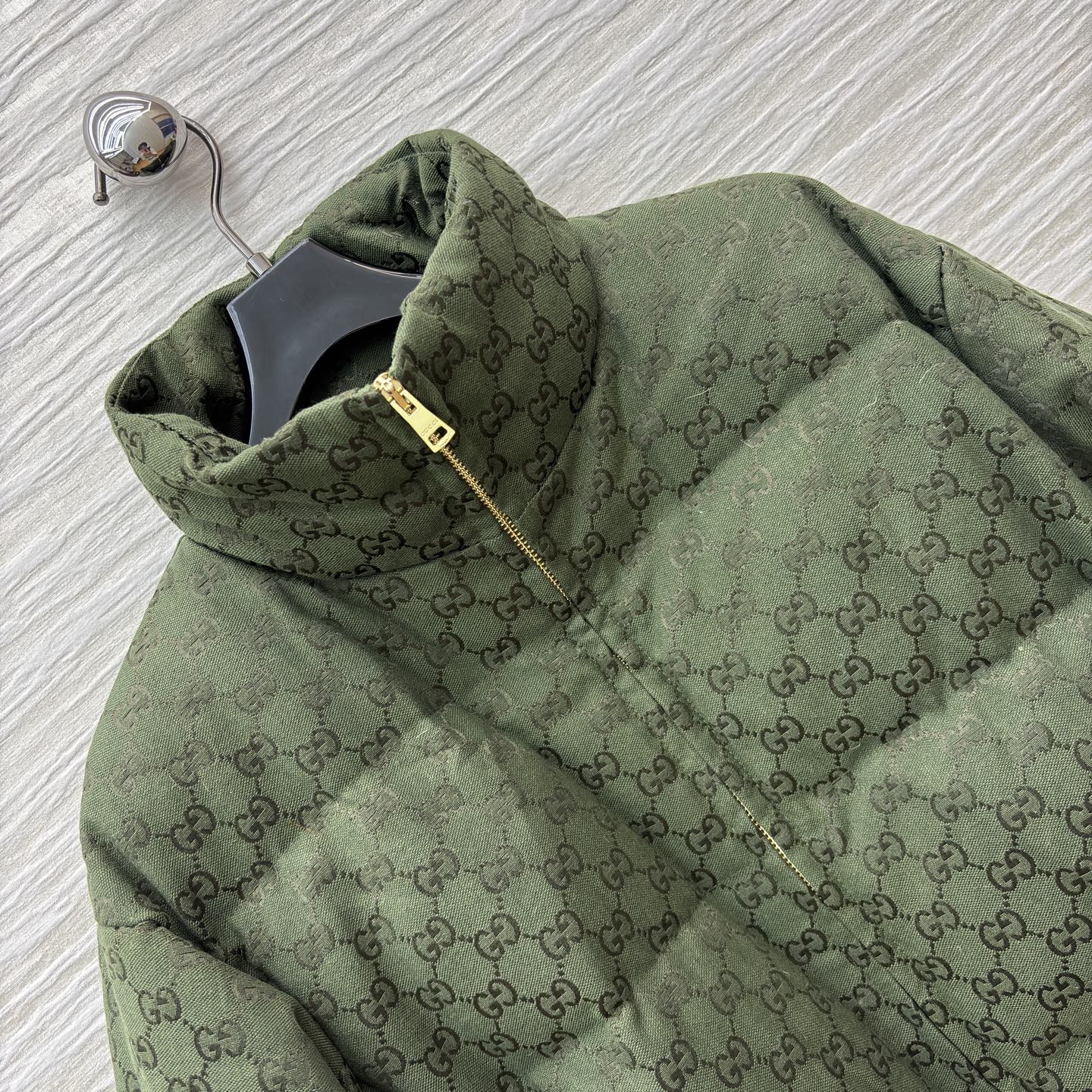 G家25秋冬 经典双G纹立领羽绒服这款羽绒服将复古奢雅与冬日温暖完美融合 金色腰带扣点缀 收腰设计勾勒曼