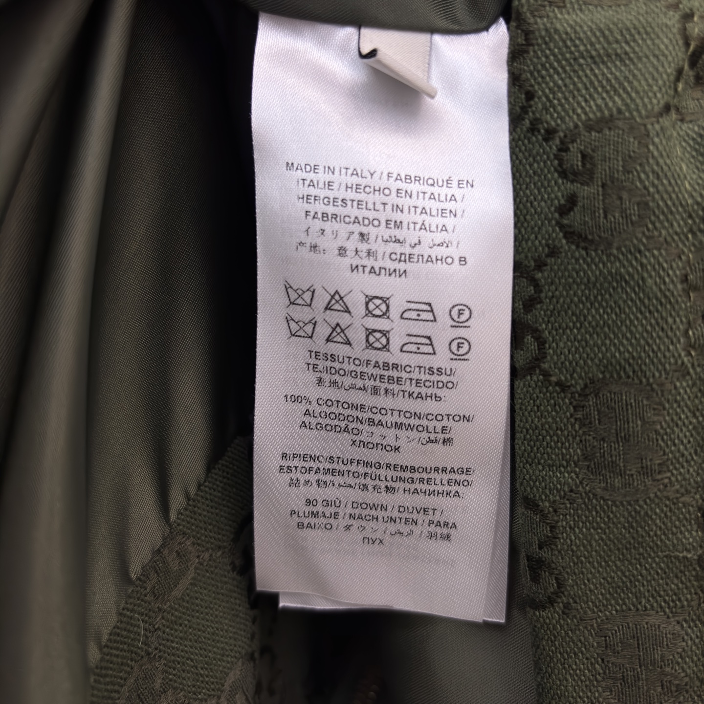 G家25秋冬 经典双G纹立领羽绒服这款羽绒服将复古奢雅与冬日温暖完美融合 金色腰带扣点缀 收腰设计勾勒曼