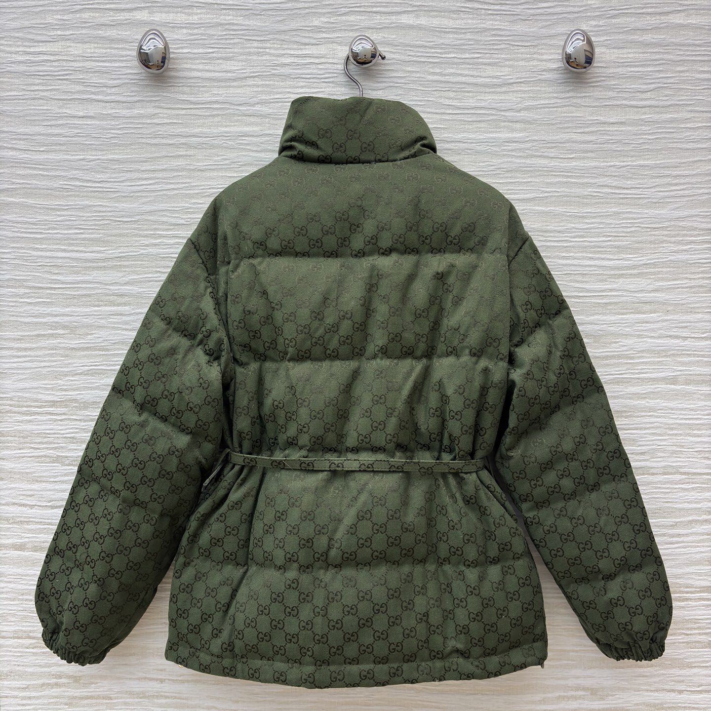 G家25秋冬 经典双G纹立领羽绒服这款羽绒服将复古奢雅与冬日温暖完美融合 金色腰带扣点缀 收腰设计勾勒曼