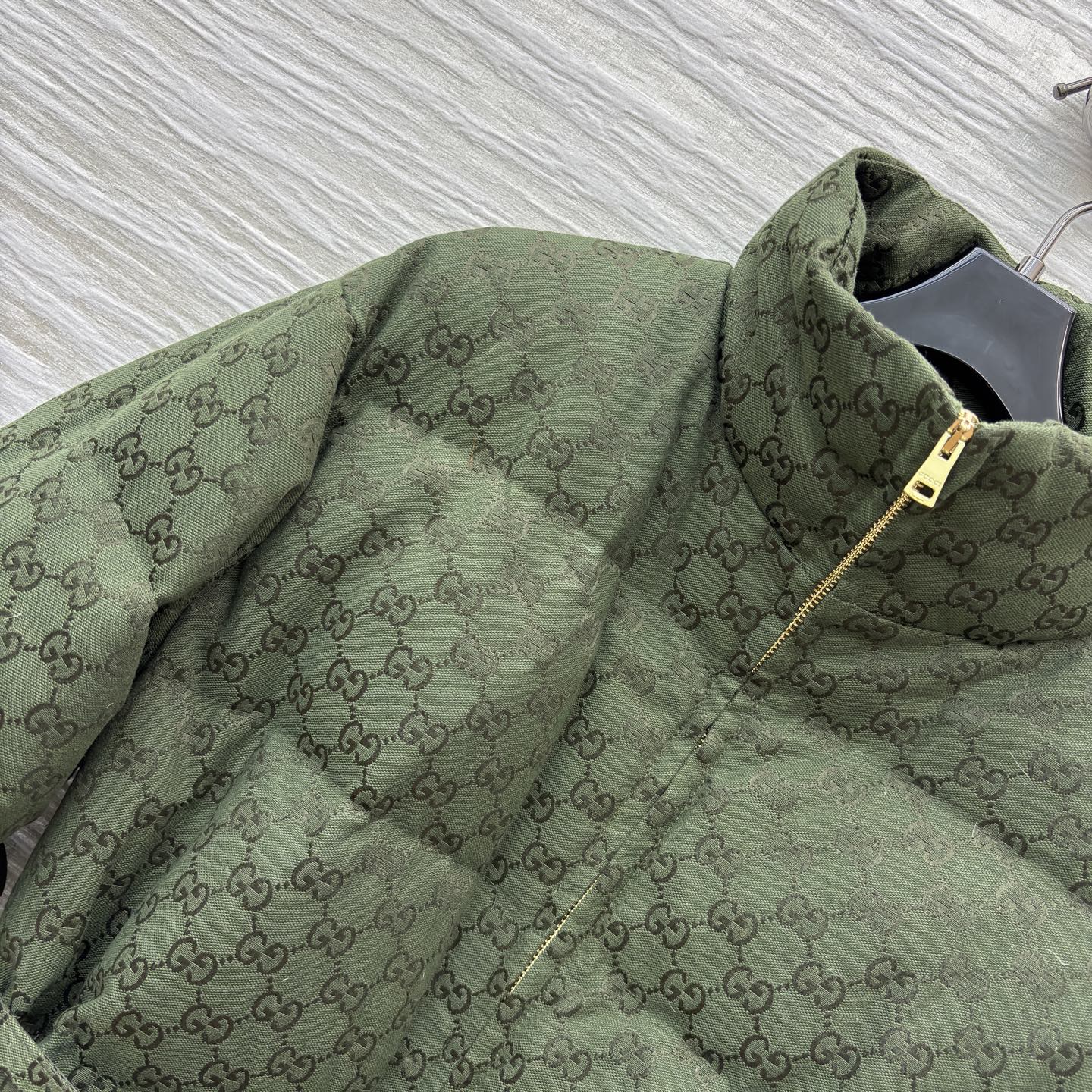 G家25秋冬 经典双G纹立领羽绒服这款羽绒服将复古奢雅与冬日温暖完美融合 金色腰带扣点缀 收腰设计勾勒曼