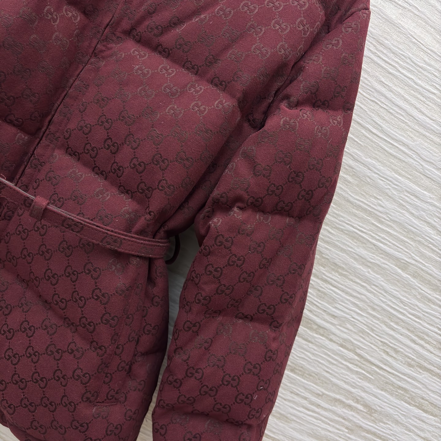 G家25秋冬 经典双G纹立领羽绒服这款羽绒服将复古奢雅与冬日温暖完美融合 金色腰带扣点缀 收腰设计勾勒曼