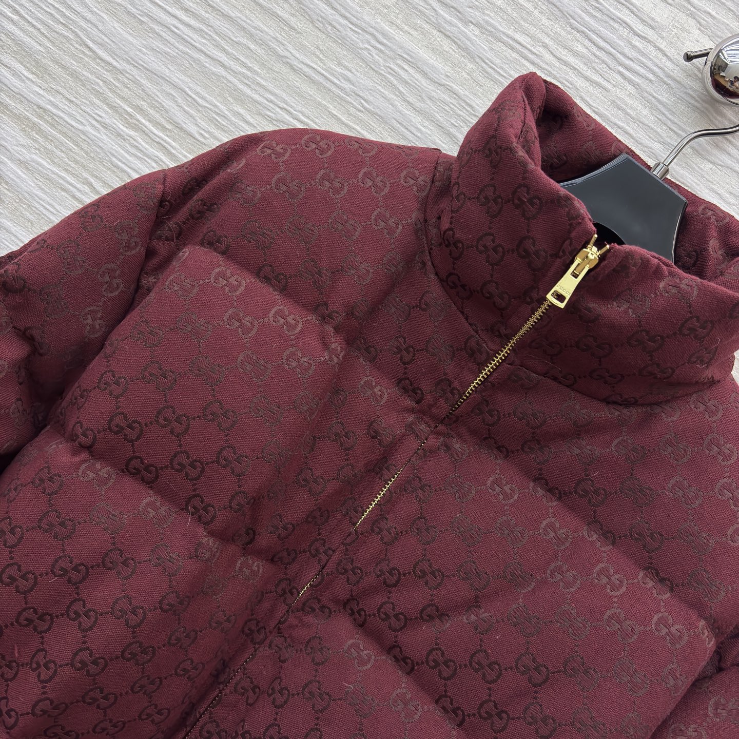 G家25秋冬 经典双G纹立领羽绒服这款羽绒服将复古奢雅与冬日温暖完美融合 金色腰带扣点缀 收腰设计勾勒曼