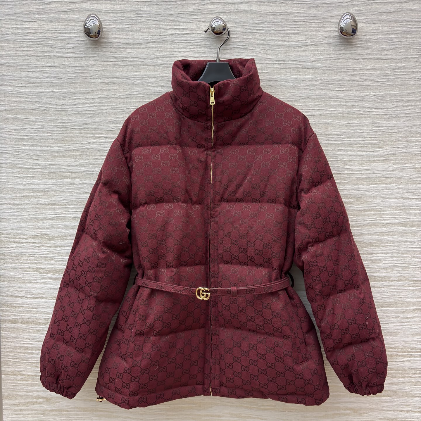 G家25秋冬 经典双G纹立领羽绒服这款羽绒服将复古奢雅与冬日温暖完美融合 金色腰带扣点缀 收腰设计勾勒曼