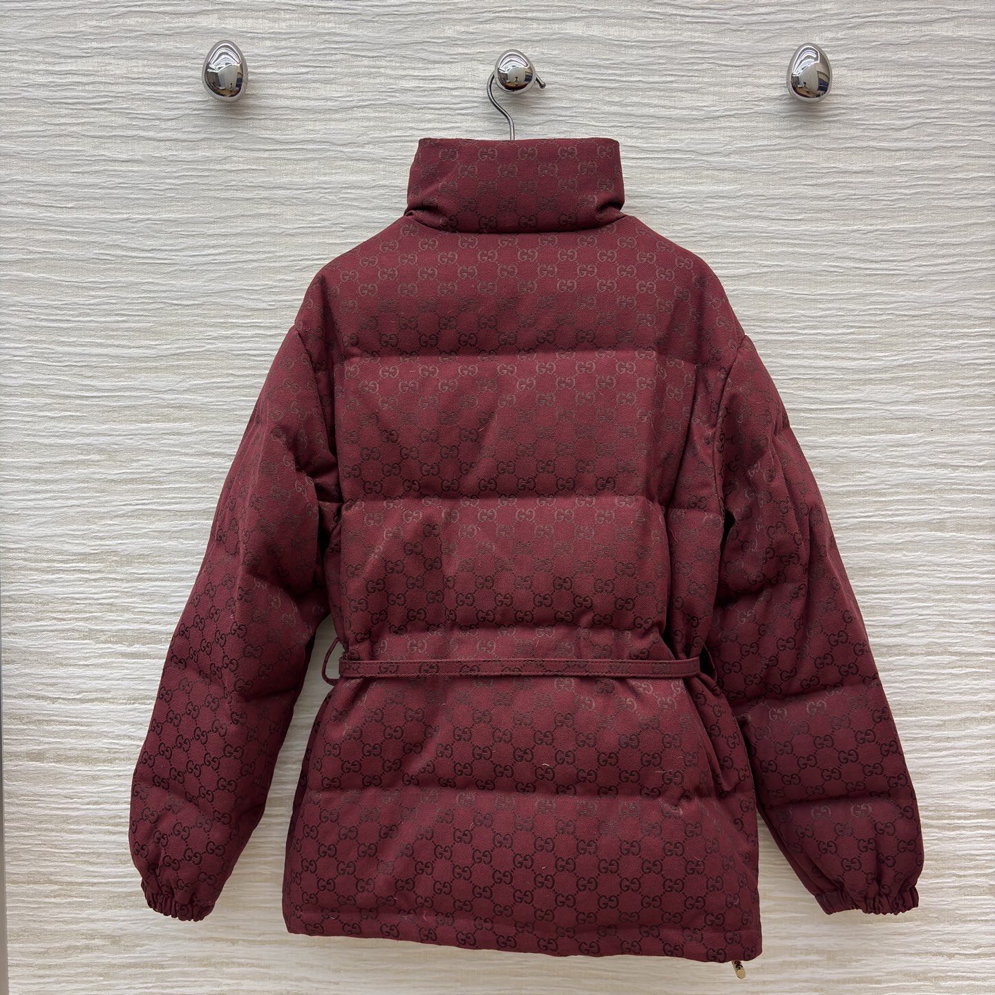 G家25秋冬 经典双G纹立领羽绒服这款羽绒服将复古奢雅与冬日温暖完美融合 金色腰带扣点缀 收腰设计勾勒曼