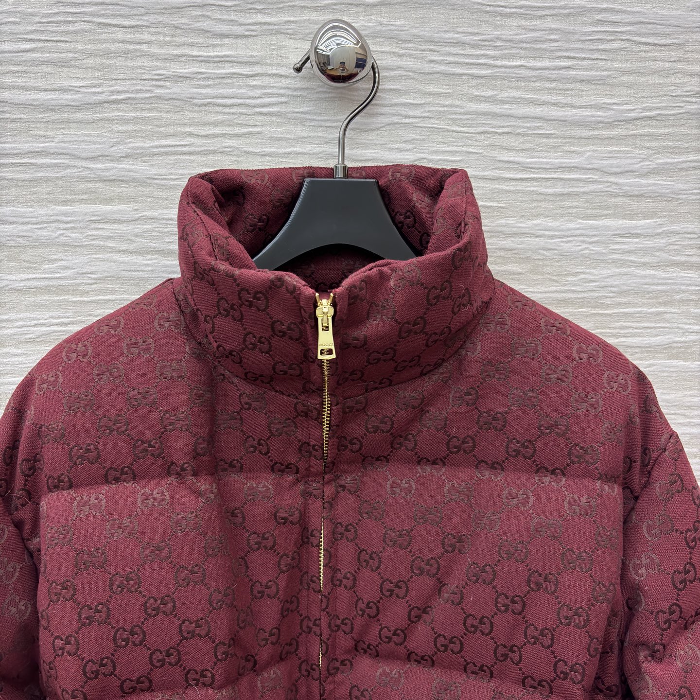 G家25秋冬 经典双G纹立领羽绒服这款羽绒服将复古奢雅与冬日温暖完美融合 金色腰带扣点缀 收腰设计勾勒曼