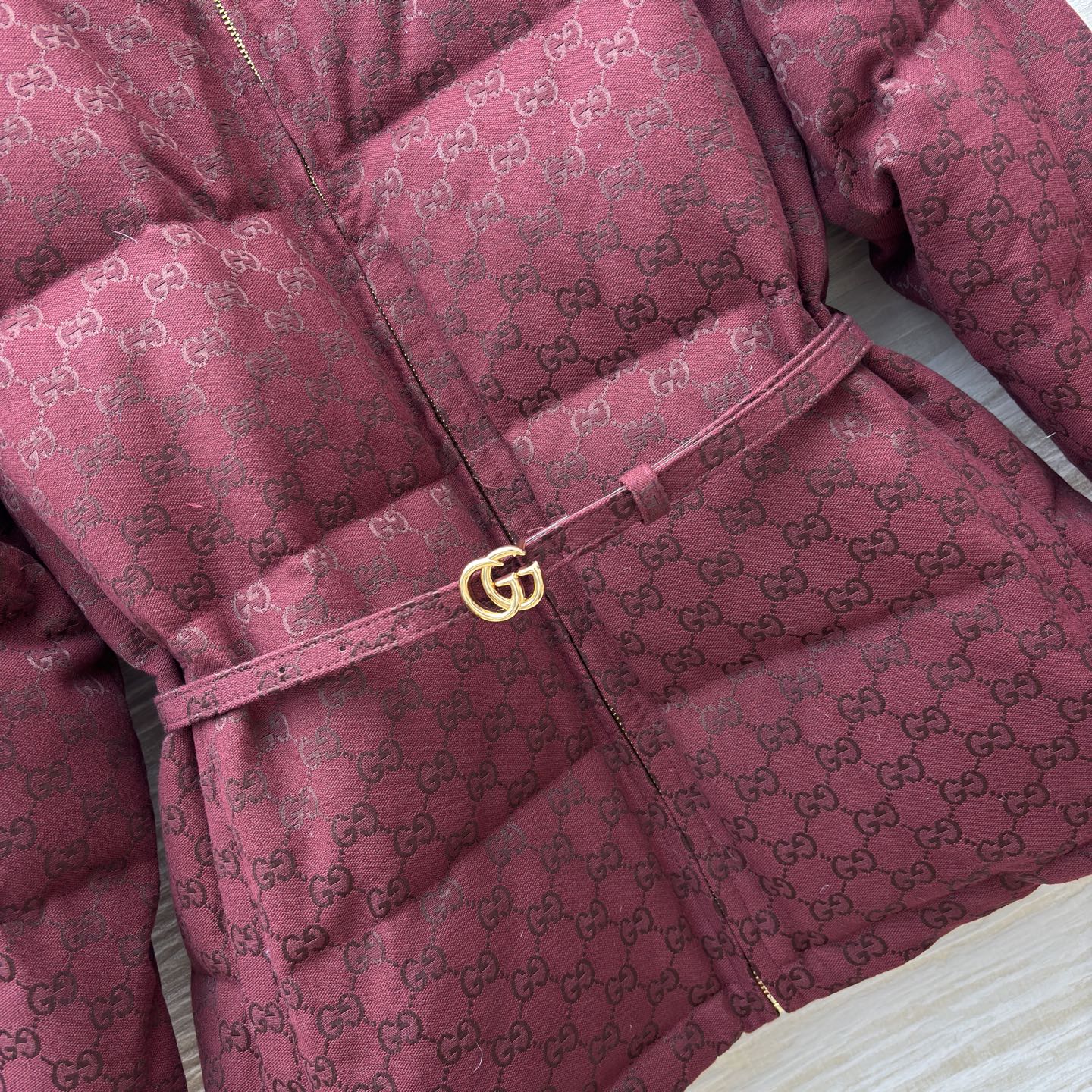 G家25秋冬 经典双G纹立领羽绒服这款羽绒服将复古奢雅与冬日温暖完美融合 金色腰带扣点缀 收腰设计勾勒曼