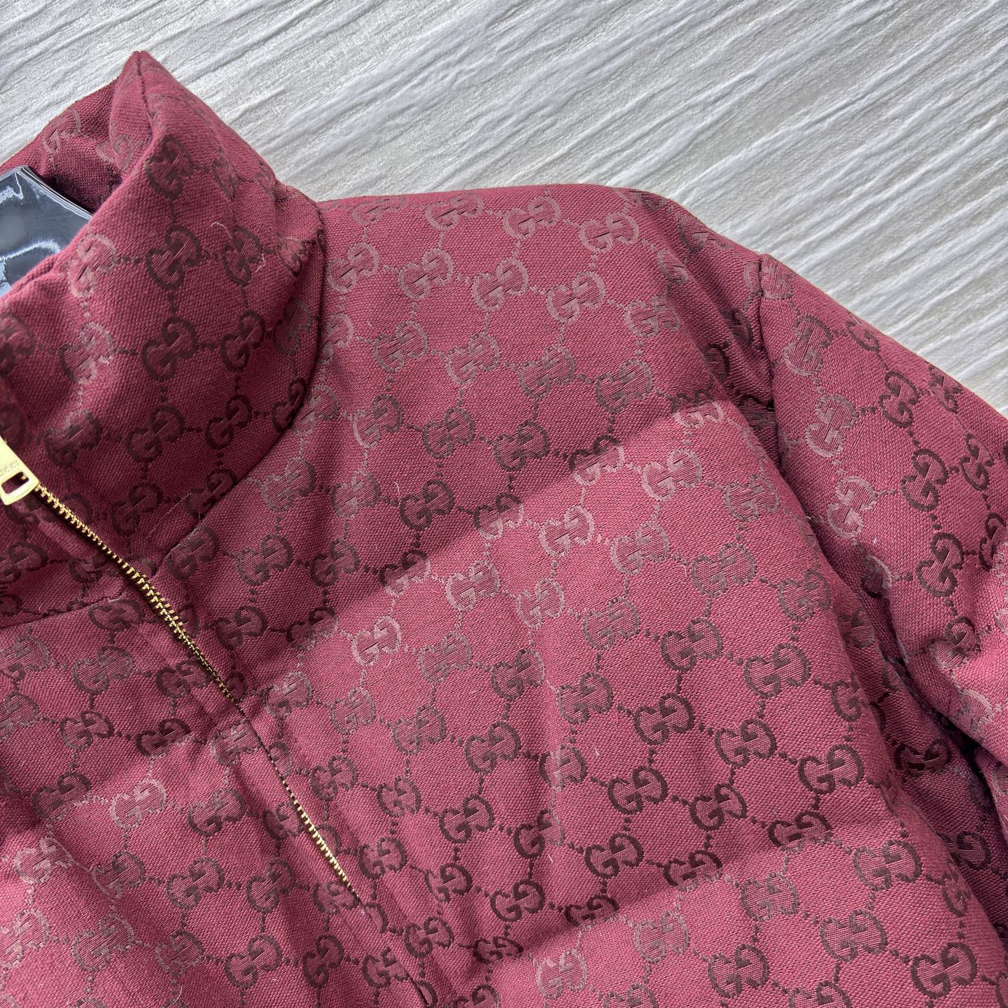 G家25秋冬 经典双G纹立领羽绒服这款羽绒服将复古奢雅与冬日温暖完美融合 金色腰带扣点缀 收腰设计勾勒曼