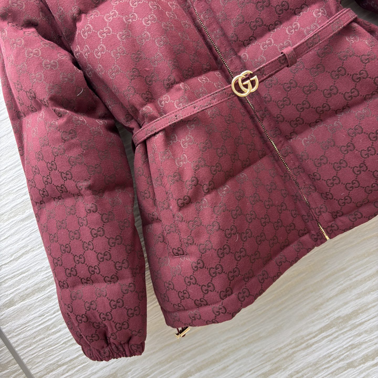 G家25秋冬 经典双G纹立领羽绒服这款羽绒服将复古奢雅与冬日温暖完美融合 金色腰带扣点缀 收腰设计勾勒曼