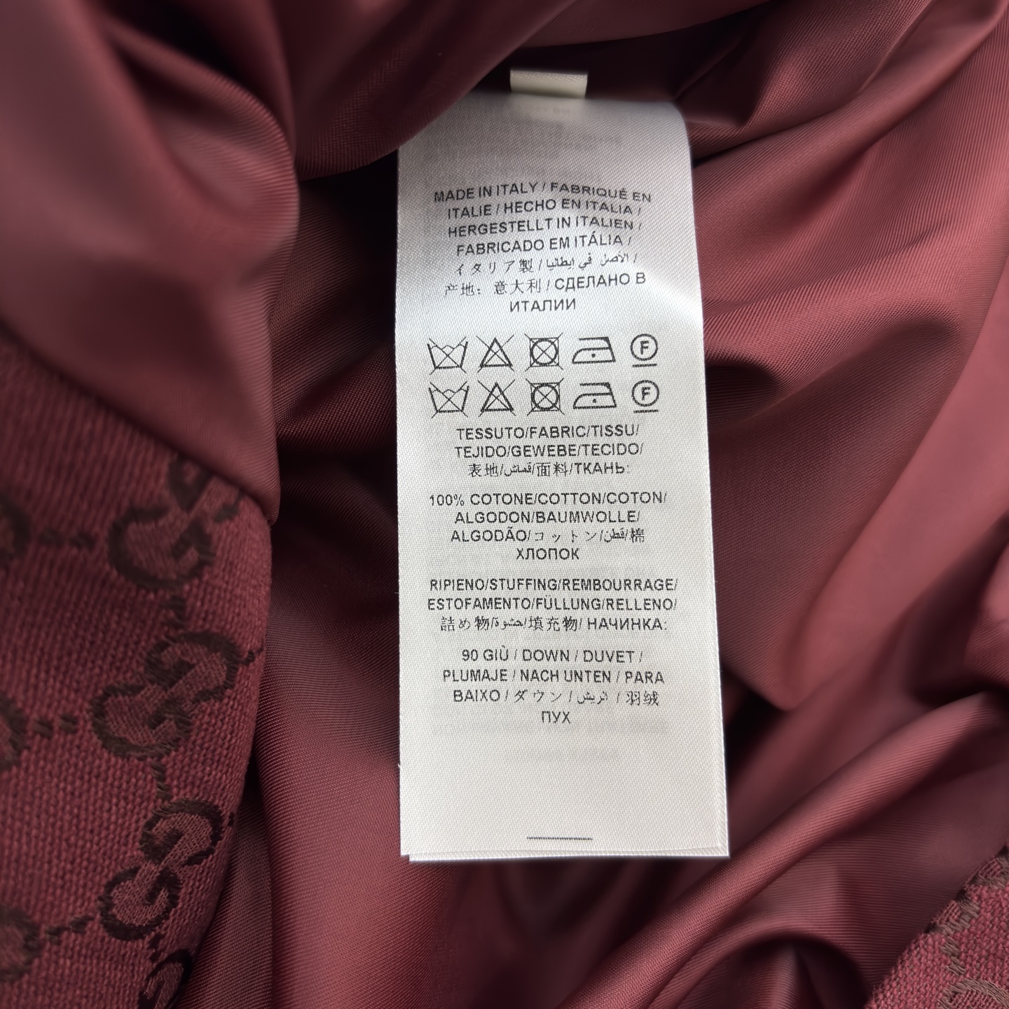 G家25秋冬 经典双G纹立领羽绒服这款羽绒服将复古奢雅与冬日温暖完美融合 金色腰带扣点缀 收腰设计勾勒曼