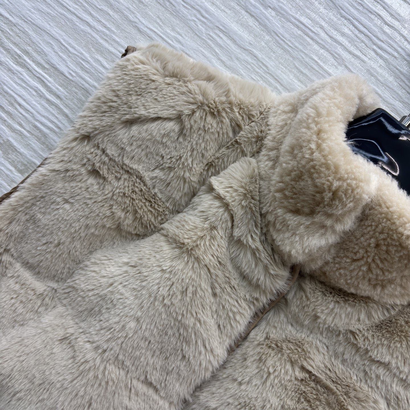 Mo 25秋柔暖毛绒邂逅简约版型 两款马甲以米白与浅棕演绎冬日温柔 收腰系带勾勒随性轮廓 蓬松质感驱散寒