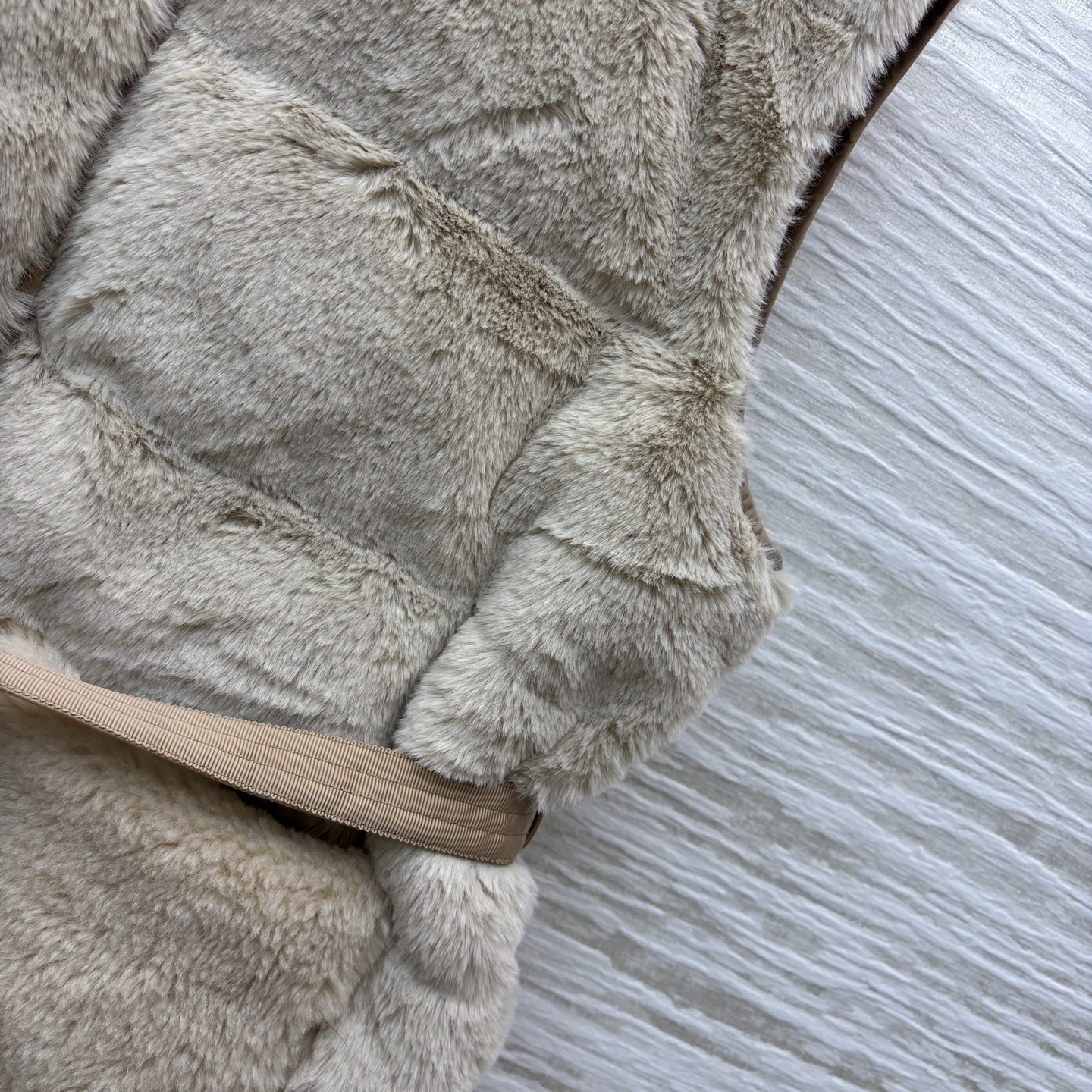 Mo 25秋柔暖毛绒邂逅简约版型 两款马甲以米白与浅棕演绎冬日温柔 收腰系带勾勒随性轮廓 蓬松质感驱散寒