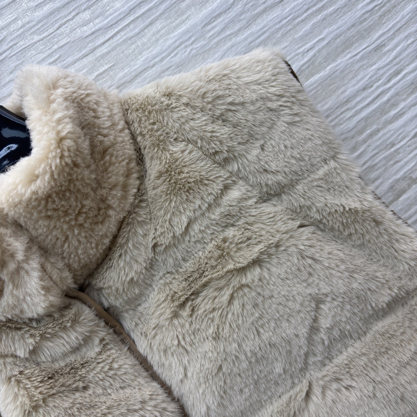 Mo 25秋柔暖毛绒邂逅简约版型 两款马甲以米白与浅棕演绎冬日温柔 收腰系带勾勒随性轮廓 蓬松质感驱散寒