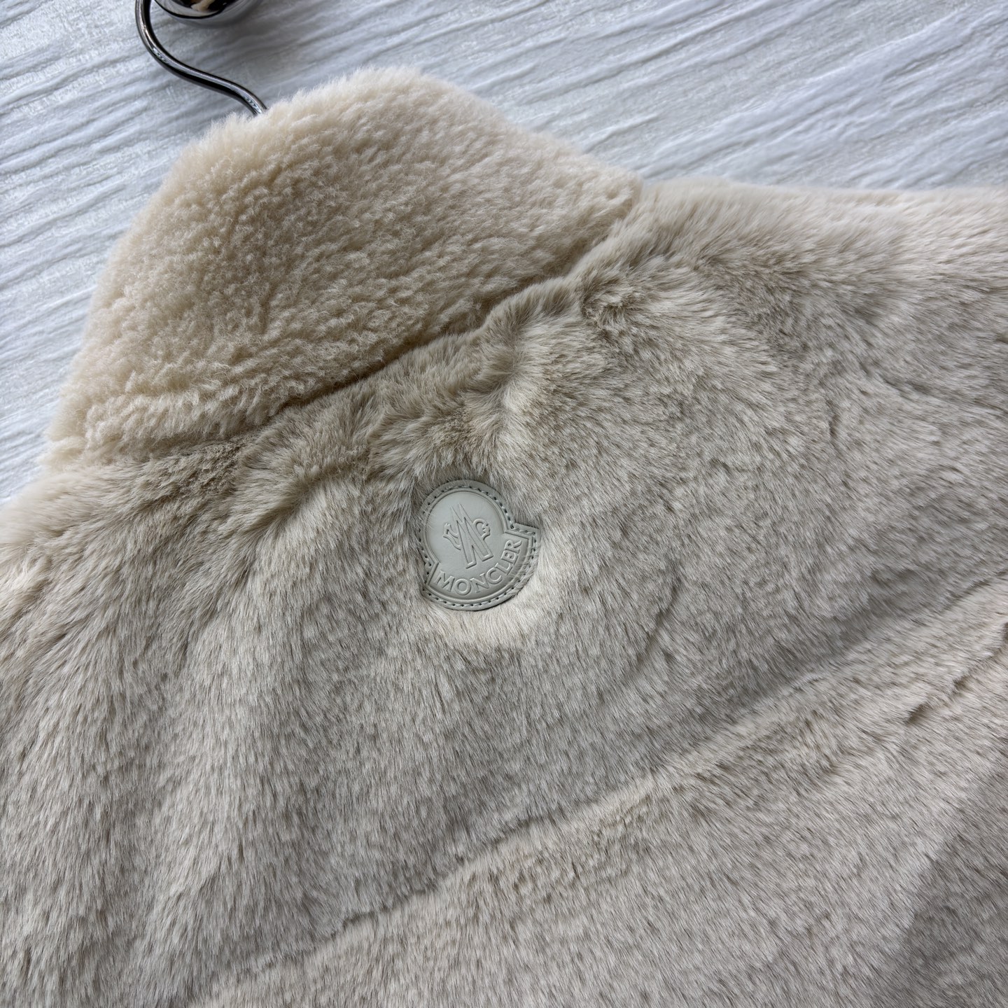 Mo 25秋柔暖毛绒邂逅简约版型 两款马甲以米白与浅棕演绎冬日温柔 收腰系带勾勒随性轮廓 蓬松质感驱散寒