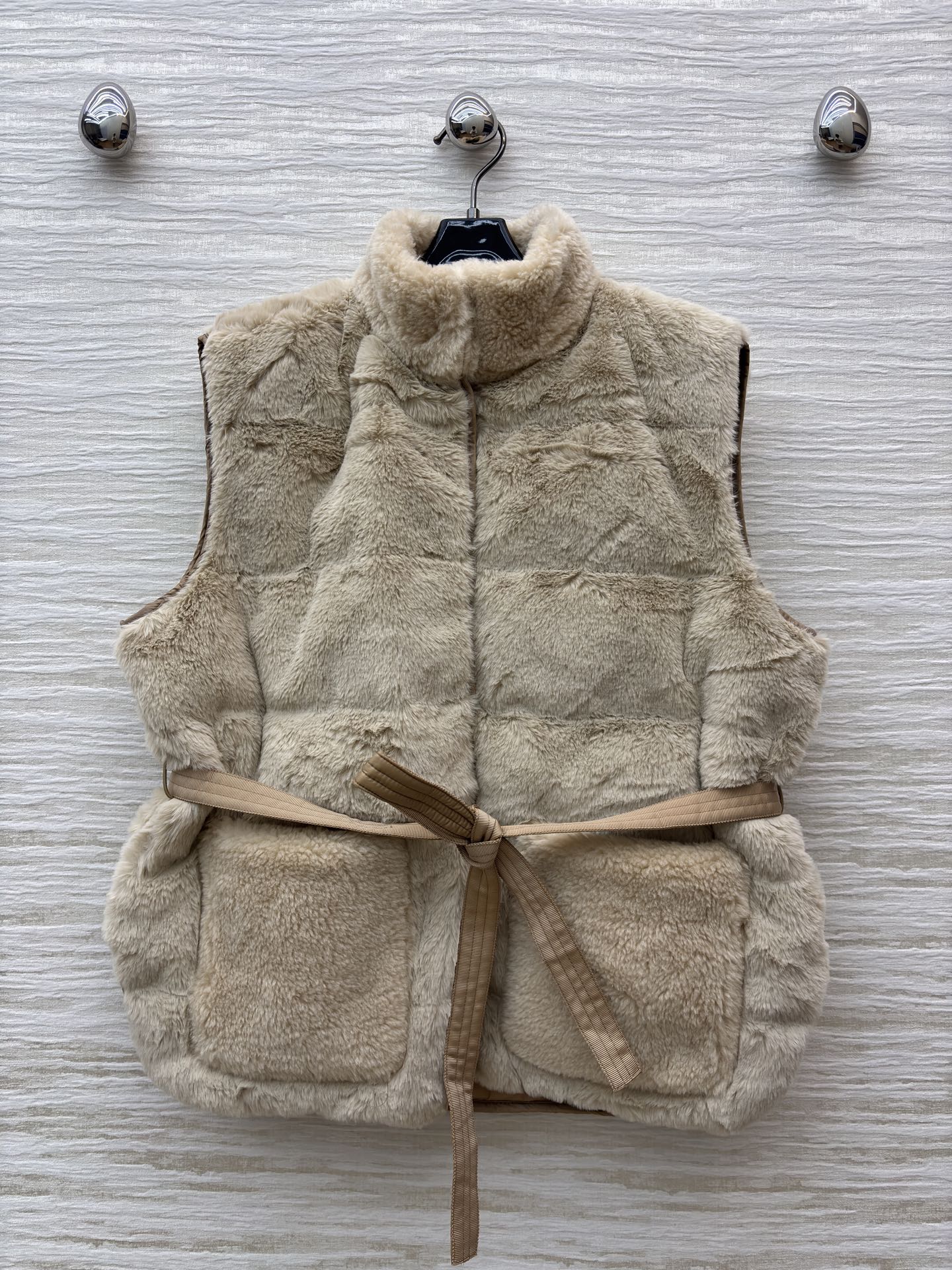 Mo 25秋柔暖毛绒邂逅简约版型 两款马甲以米白与浅棕演绎冬日温柔 收腰系带勾勒随性轮廓 蓬松质感驱散寒