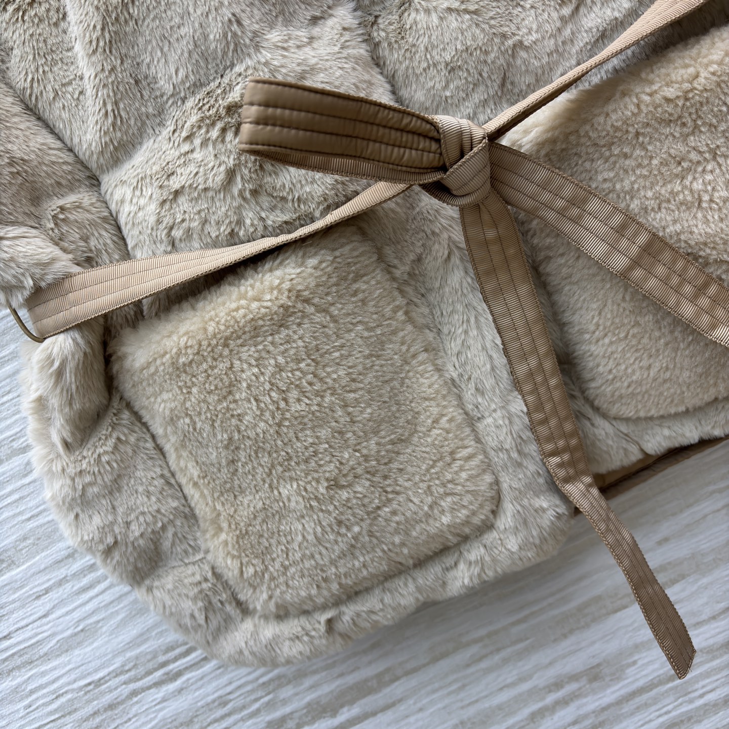 Mo 25秋柔暖毛绒邂逅简约版型 两款马甲以米白与浅棕演绎冬日温柔 收腰系带勾勒随性轮廓 蓬松质感驱散寒