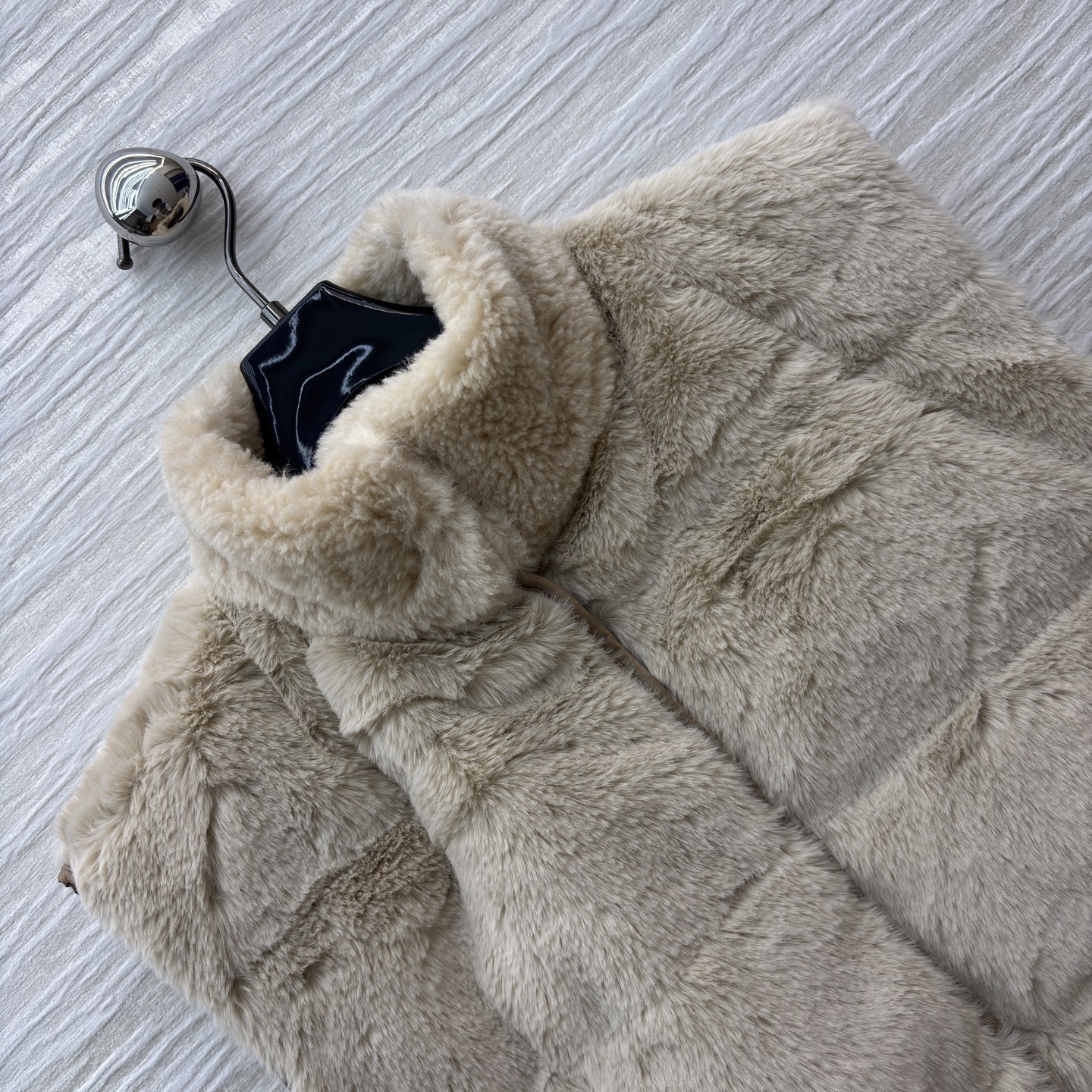 Mo 25秋柔暖毛绒邂逅简约版型 两款马甲以米白与浅棕演绎冬日温柔 收腰系带勾勒随性轮廓 蓬松质感驱散寒