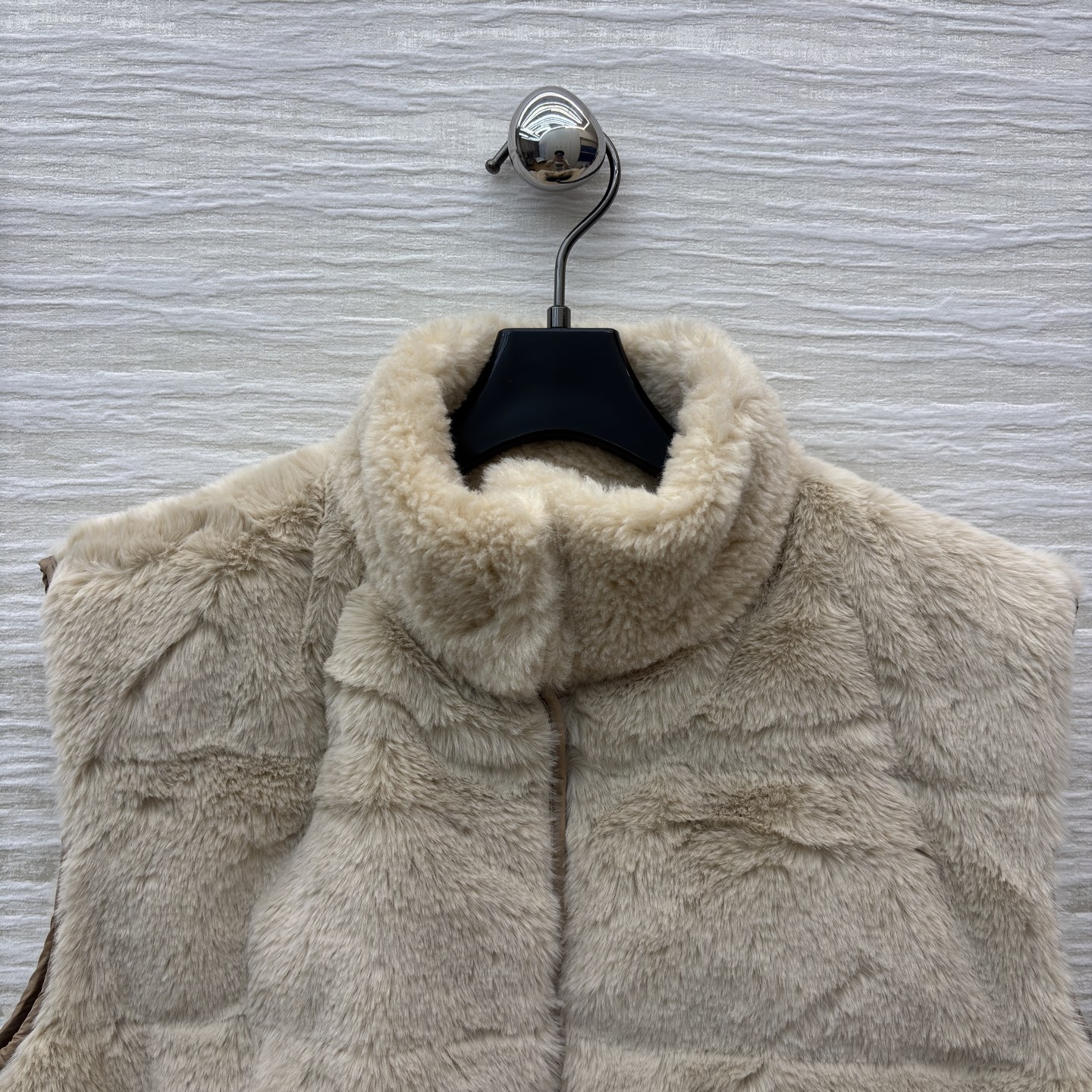 Mo 25秋柔暖毛绒邂逅简约版型 两款马甲以米白与浅棕演绎冬日温柔 收腰系带勾勒随性轮廓 蓬松质感驱散寒