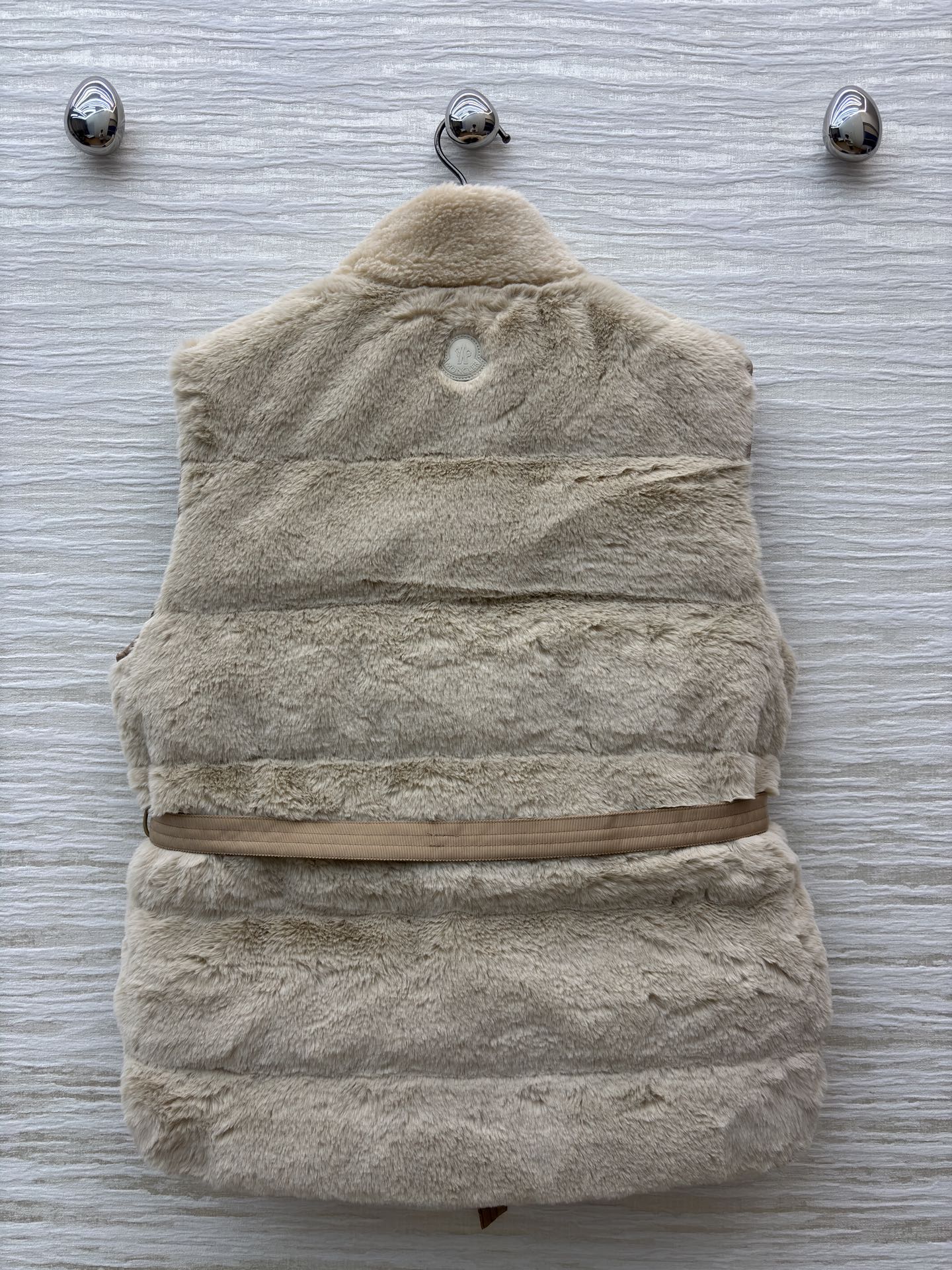 Mo 25秋柔暖毛绒邂逅简约版型 两款马甲以米白与浅棕演绎冬日温柔 收腰系带勾勒随性轮廓 蓬松质感驱散寒