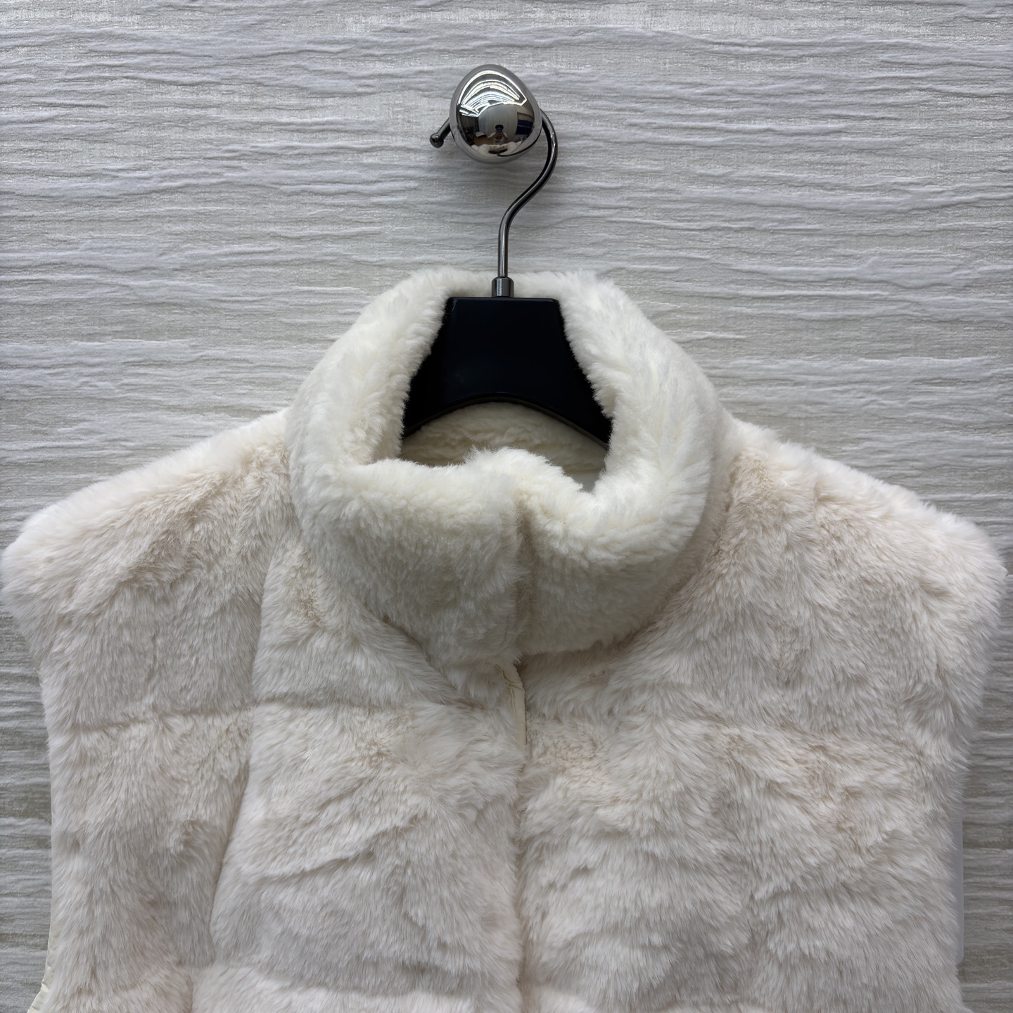 Mo 25秋柔暖毛绒邂逅简约版型 两款马甲以米白与浅棕演绎冬日温柔 收腰系带勾勒随性轮廓 蓬松质感驱散寒