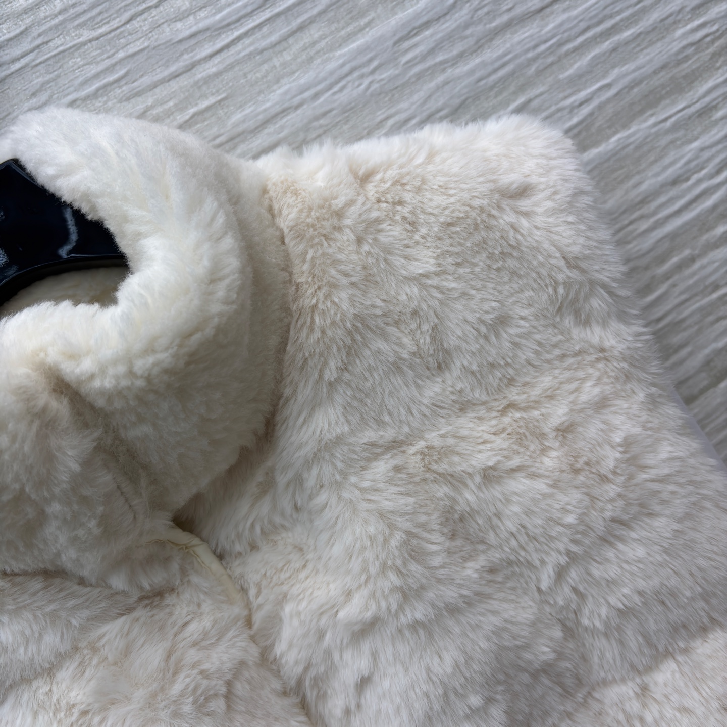 Mo 25秋柔暖毛绒邂逅简约版型 两款马甲以米白与浅棕演绎冬日温柔 收腰系带勾勒随性轮廓 蓬松质感驱散寒