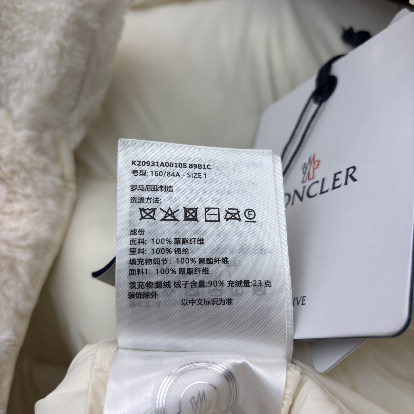 Mo 25秋柔暖毛绒邂逅简约版型 两款马甲以米白与浅棕演绎冬日温柔 收腰系带勾勒随性轮廓 蓬松质感驱散寒