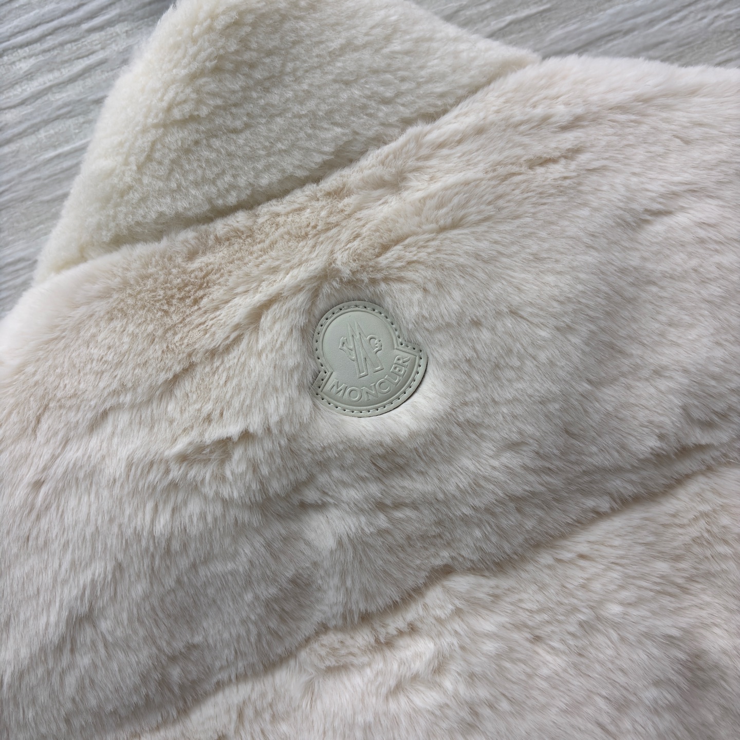 Mo 25秋柔暖毛绒邂逅简约版型 两款马甲以米白与浅棕演绎冬日温柔 收腰系带勾勒随性轮廓 蓬松质感驱散寒