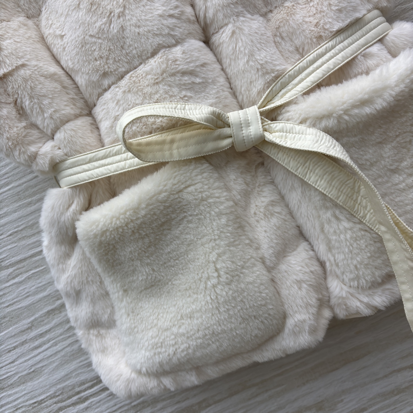 Mo 25秋柔暖毛绒邂逅简约版型 两款马甲以米白与浅棕演绎冬日温柔 收腰系带勾勒随性轮廓 蓬松质感驱散寒