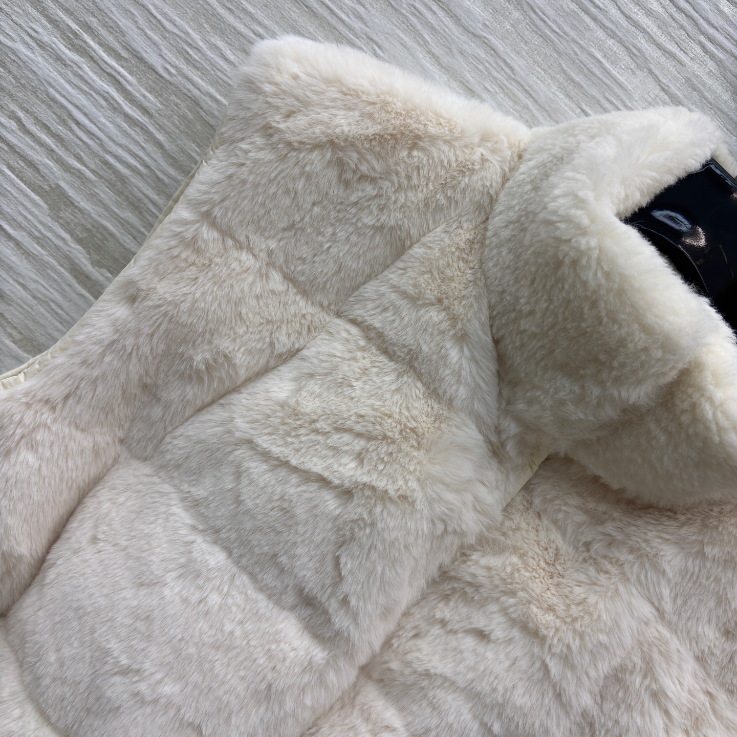 Mo 25秋柔暖毛绒邂逅简约版型 两款马甲以米白与浅棕演绎冬日温柔 收腰系带勾勒随性轮廓 蓬松质感驱散寒