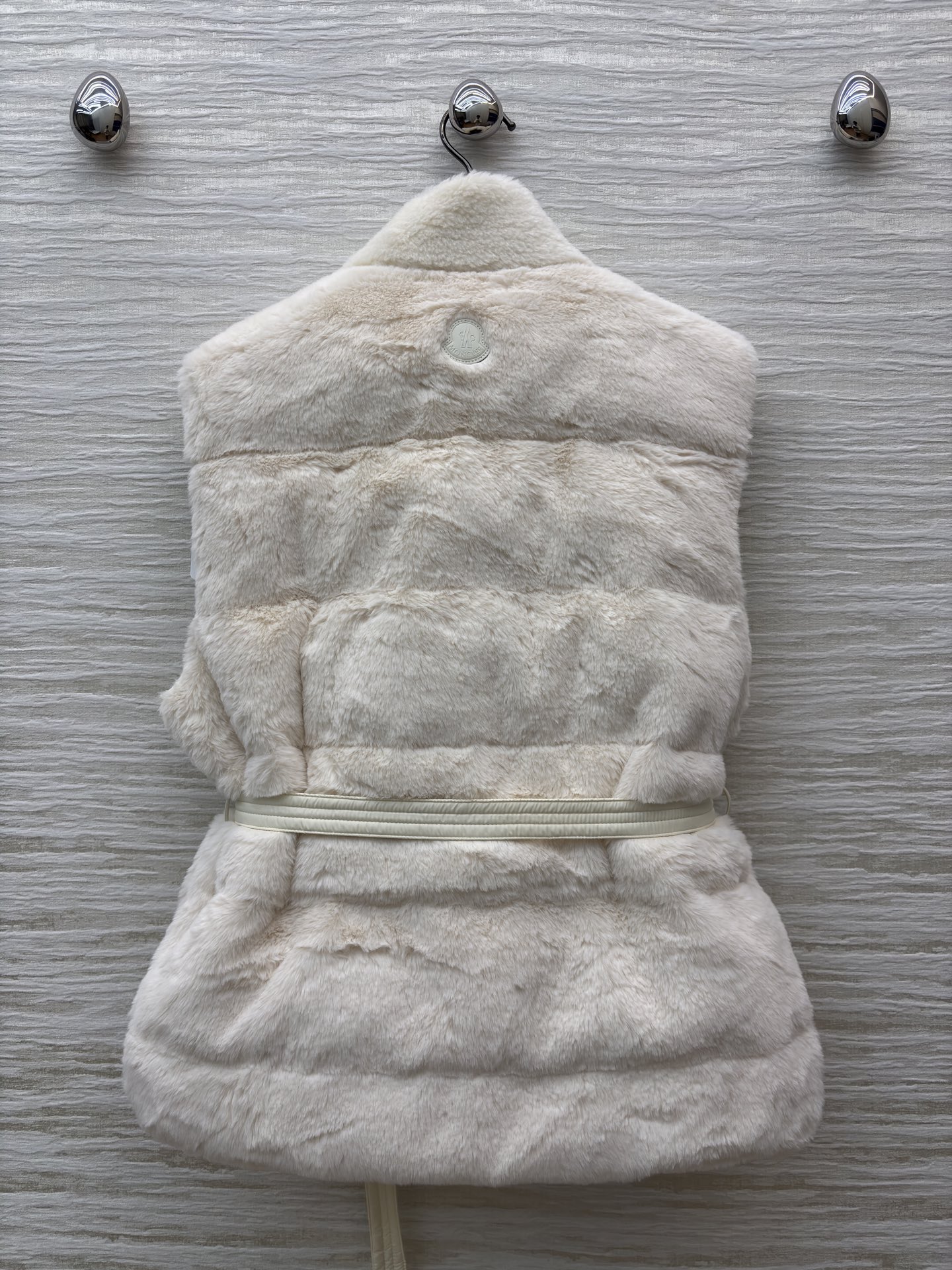 Mo 25秋柔暖毛绒邂逅简约版型 两款马甲以米白与浅棕演绎冬日温柔 收腰系带勾勒随性轮廓 蓬松质感驱散寒